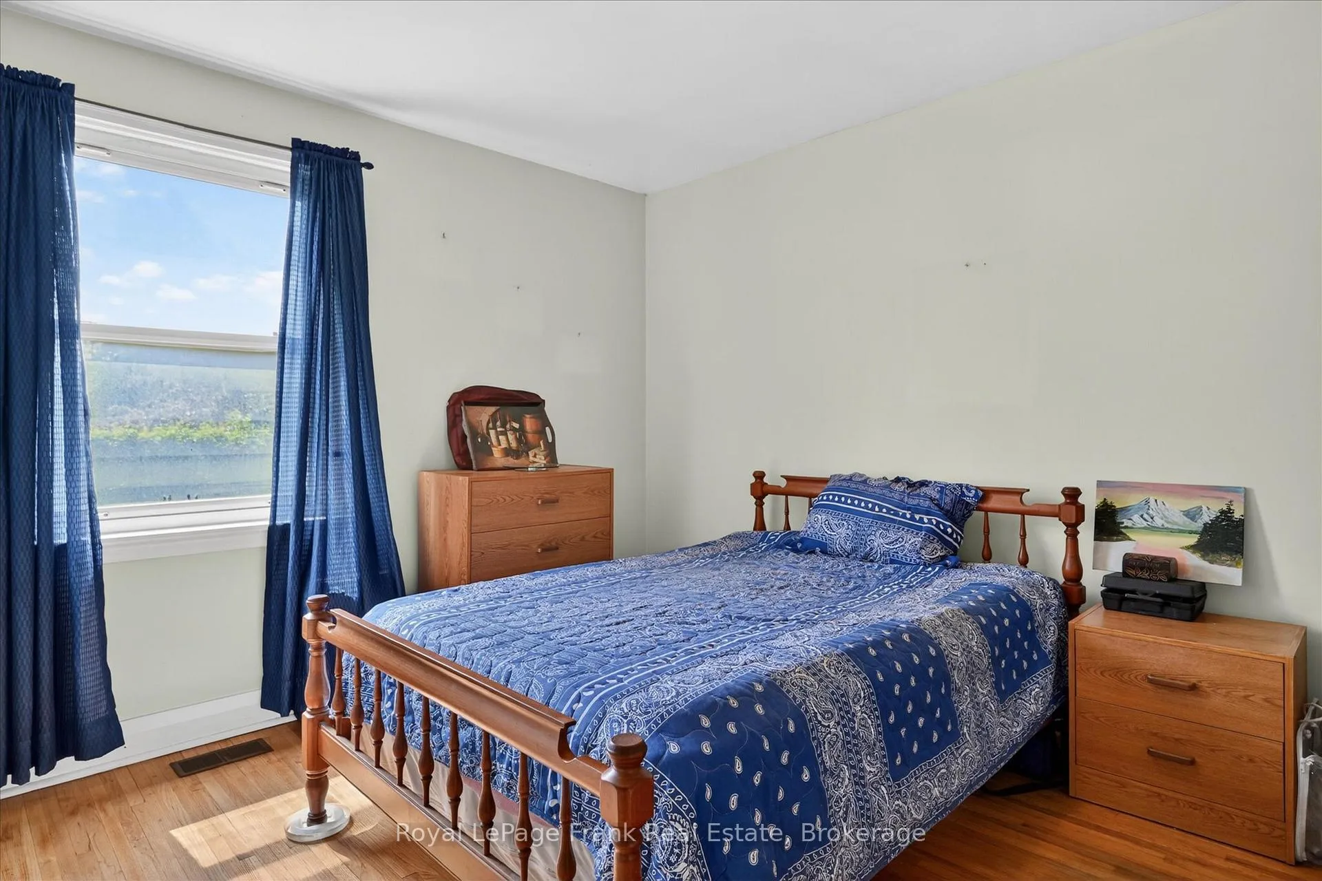 Photo 11 of 569 Steele Avenue, Peterborough, Otonabee Ward 1 — HOMEH