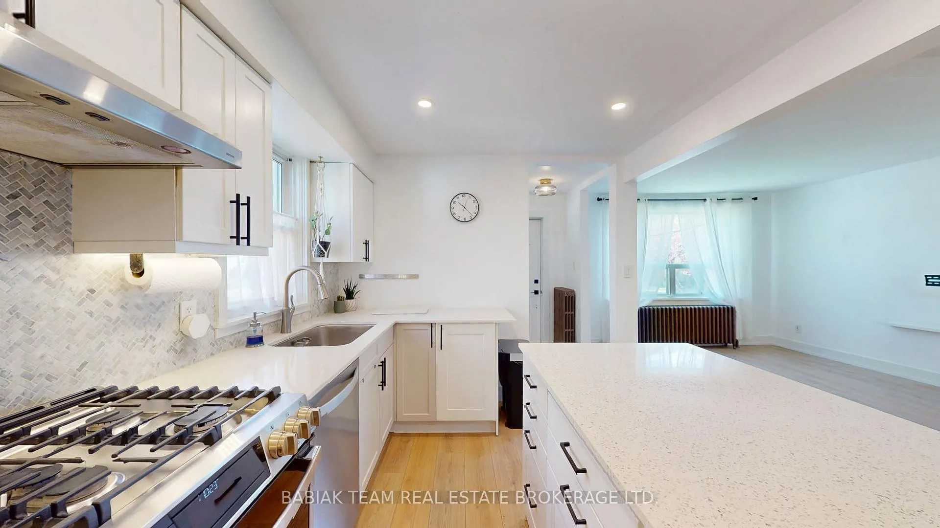 Photo 12 of 40 Alexander Street, Etobicoke, Mimico — HOMEH
