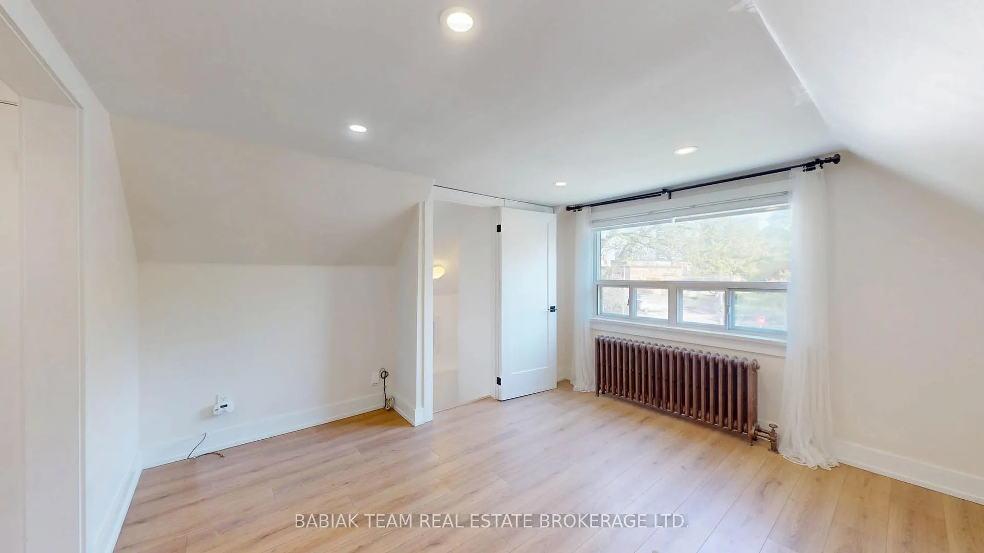 Photo 33 of 40 Alexander Street, Etobicoke, Mimico — HOMEH