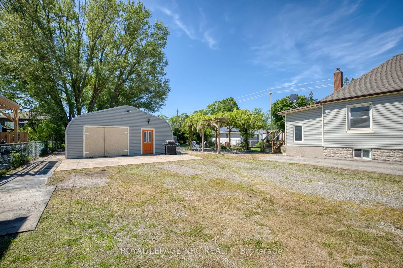 Photo 2 of 17 Huron Street, Welland, Dain City — HOMEH