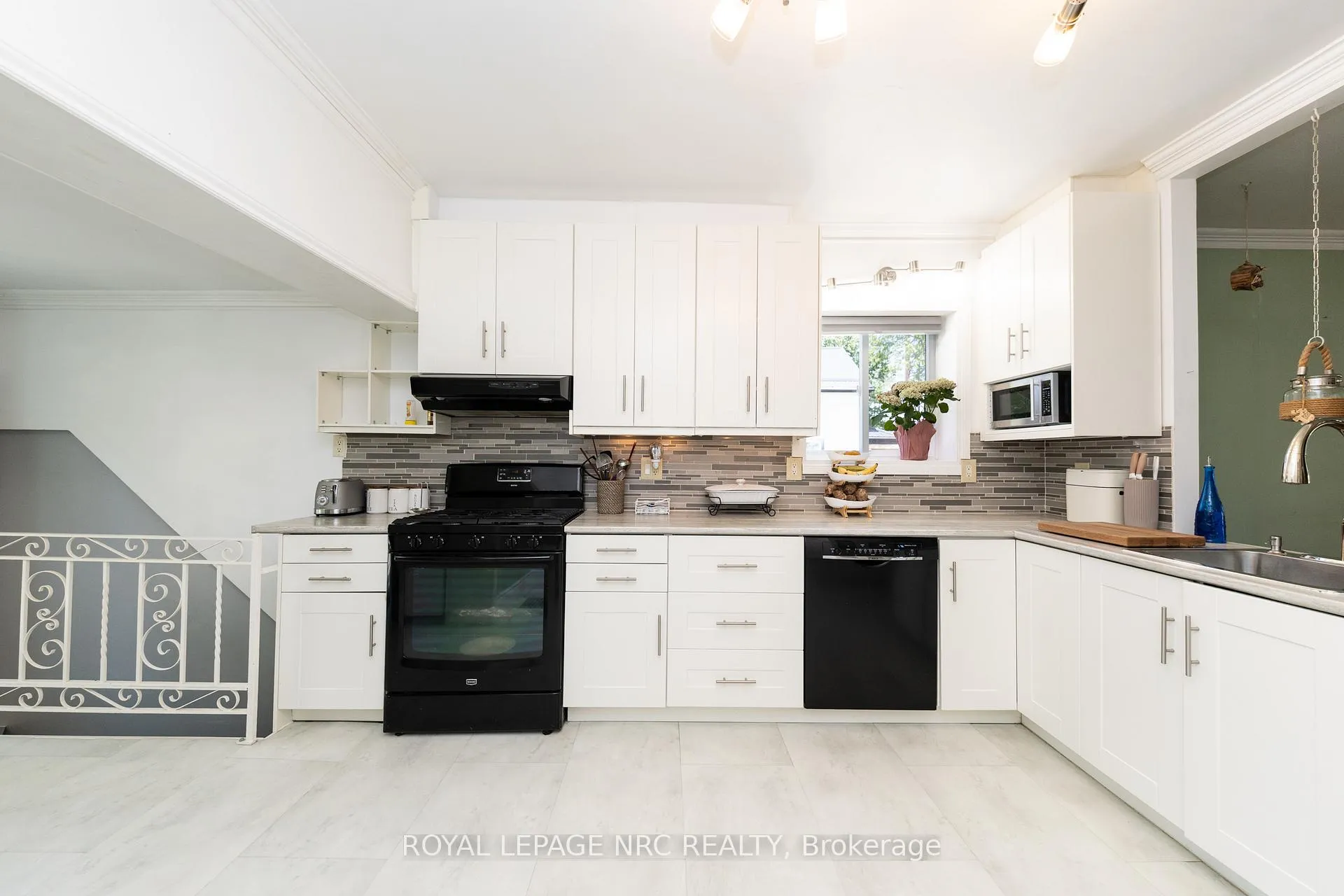 Photo 12 of 17 Huron Street, Welland, Dain City — HOMEH