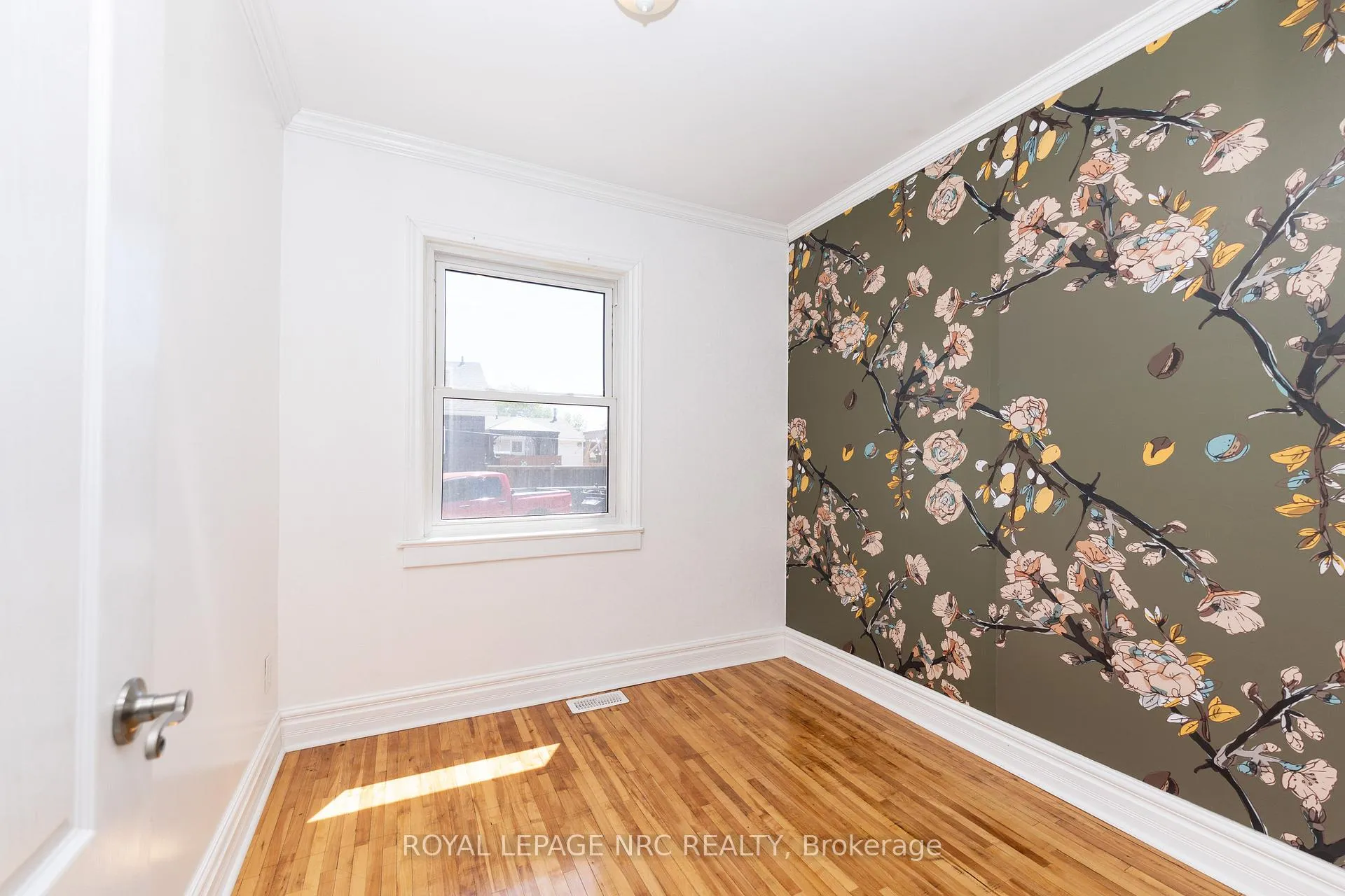 Photo 18 of 17 Huron Street, Welland, Dain City — HOMEH