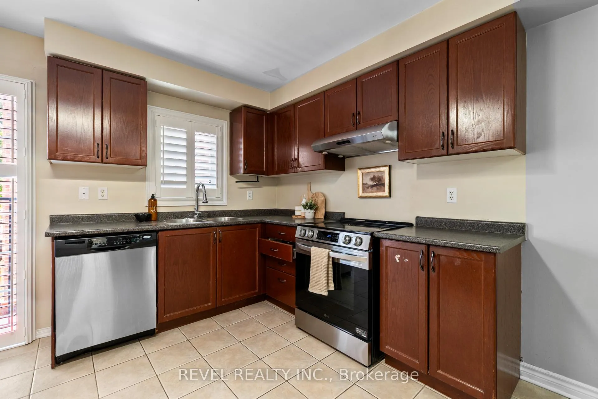 Photo 10 of 44 Denison Avenue, Brampton, Downtown Brampton — HOMEH