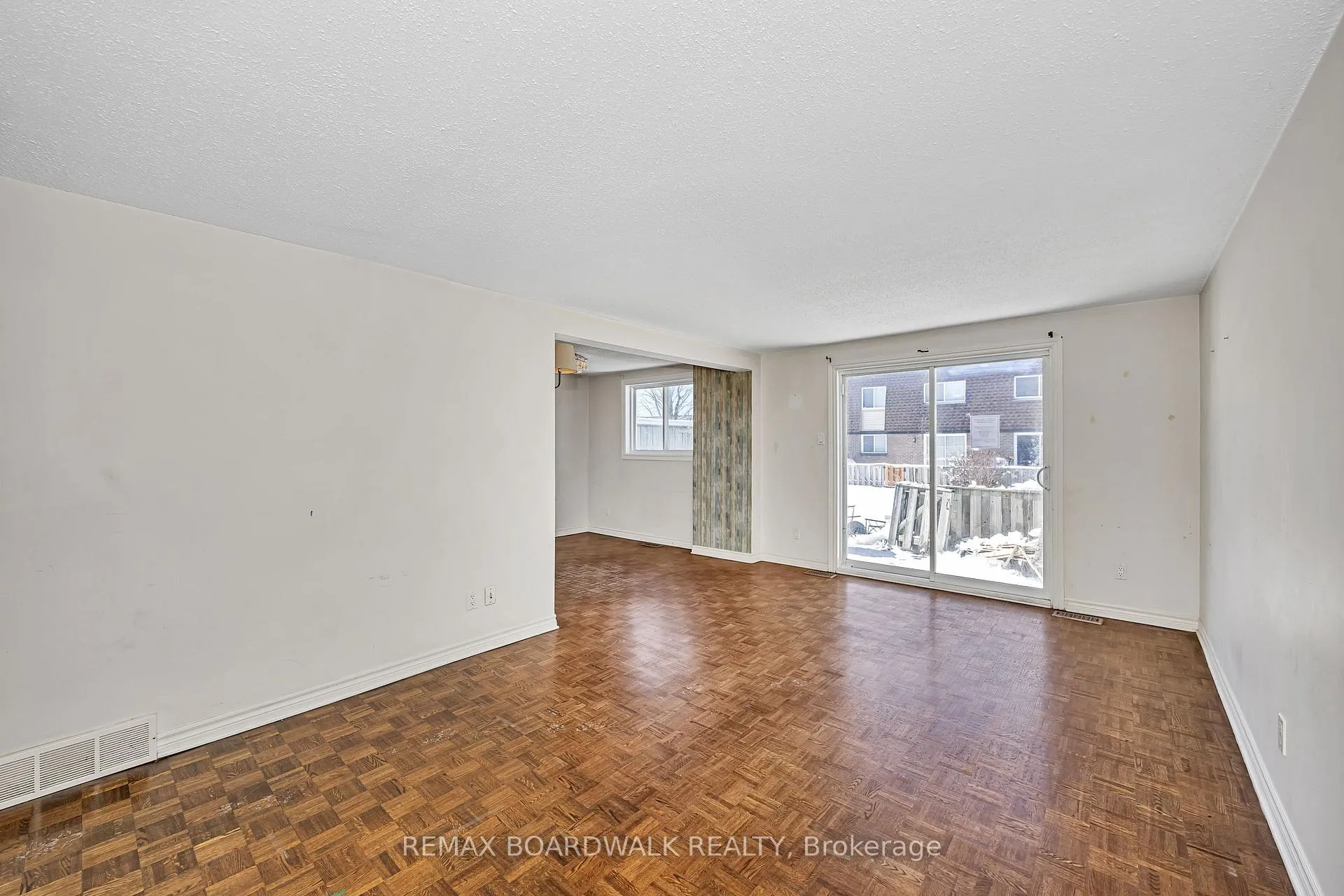 Photo 5 of Unit 67, 392 Garden Glen Private, Ottawa, Meadowlands/Crestview — HOMEH