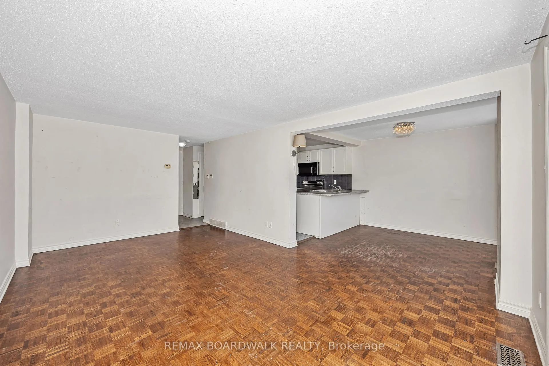 Photo 6 of Unit 67, 392 Garden Glen Private, Ottawa, Meadowlands/Crestview — HOMEH