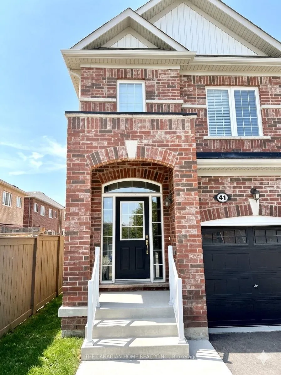 Photo 4 of 41 Crumlin Crescent, Brampton, Credit Valley — HOMEH