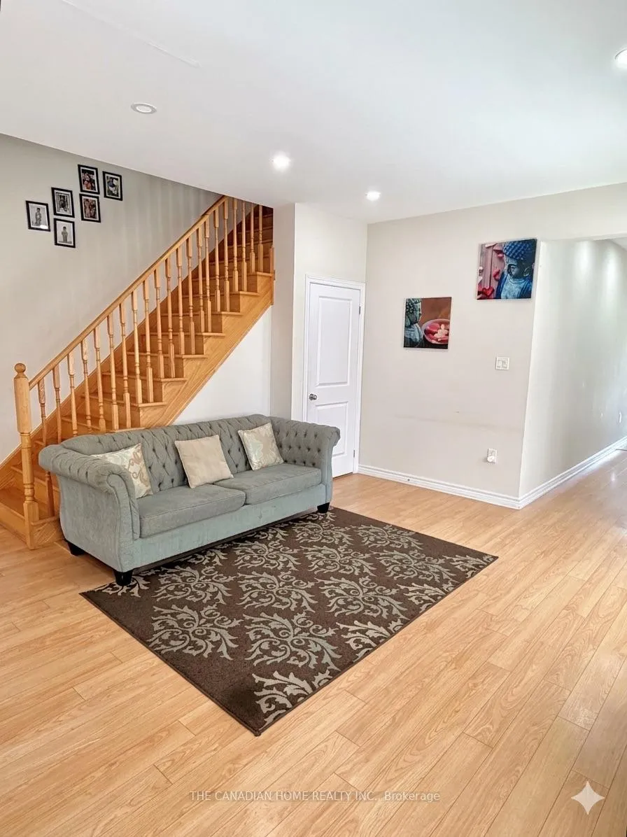 Photo 10 of 41 Crumlin Crescent, Brampton, Credit Valley — HOMEH