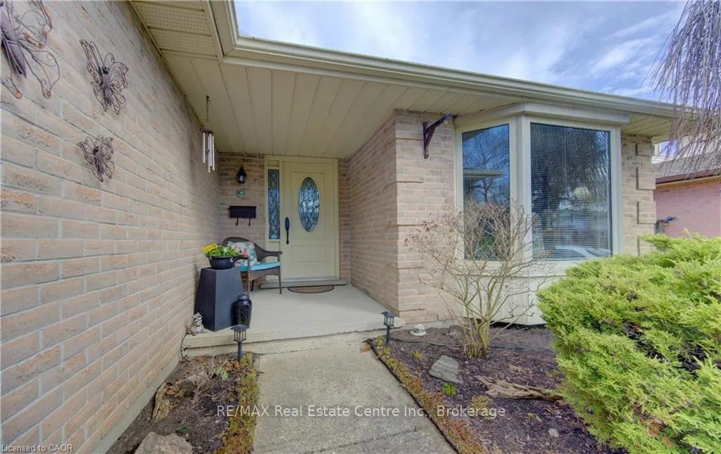 Photo 2 of 7 Kilkerran Crescent, Kitchener — HOMEH