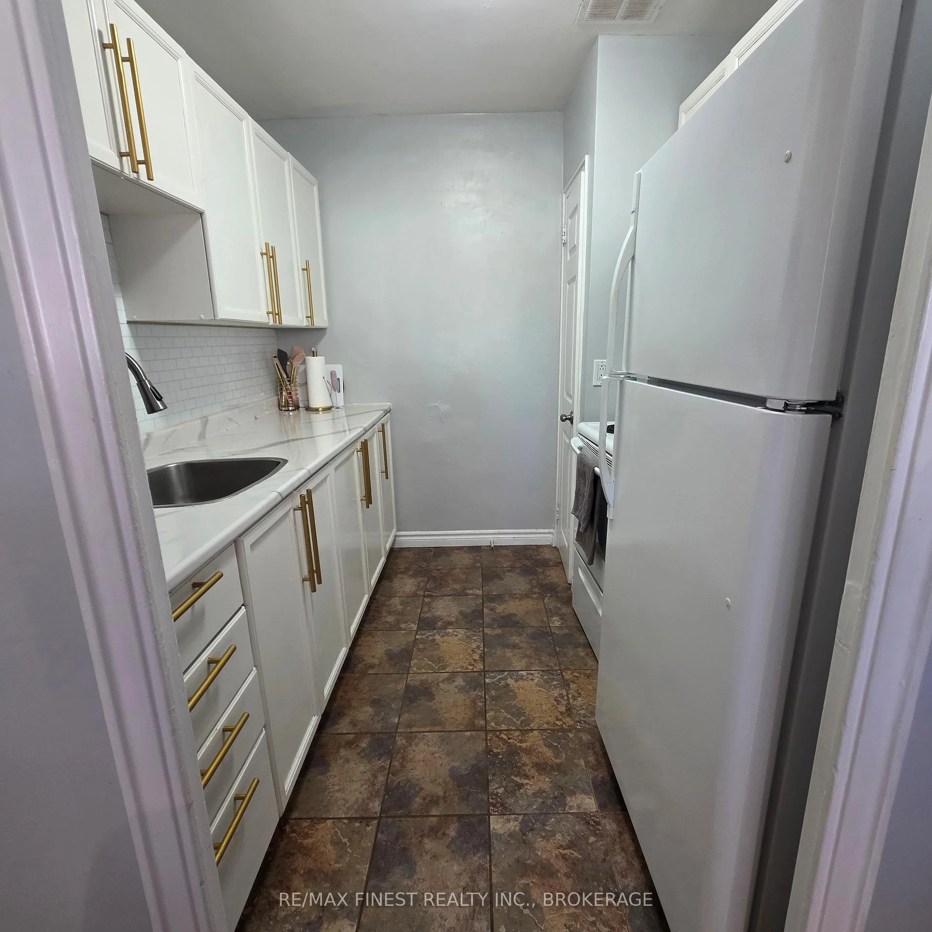 Photo 16 of Unit 106, 1 Mowat Avenue, Kingston, Central City West — HOMEH