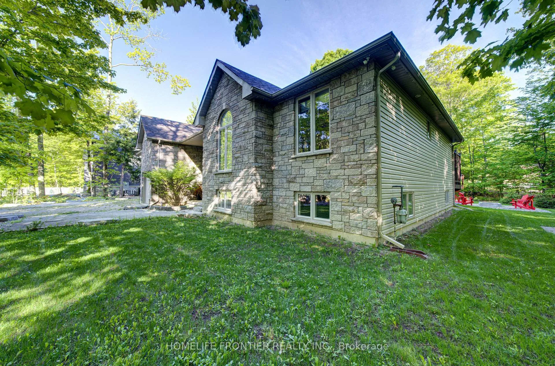 Photo 2 of 42 Forest Circle, Tiny, Lafontaine — HOMEH