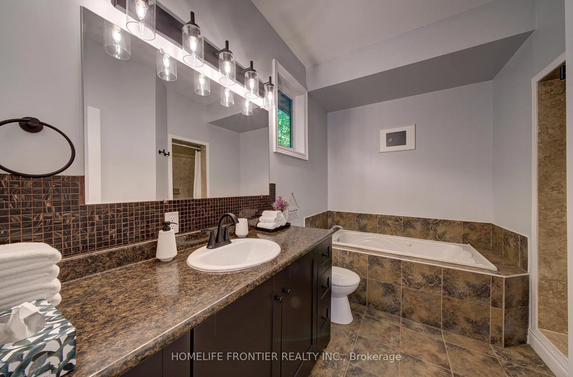 Photo 17 of 42 Forest Circle, Tiny, Lafontaine — HOMEH