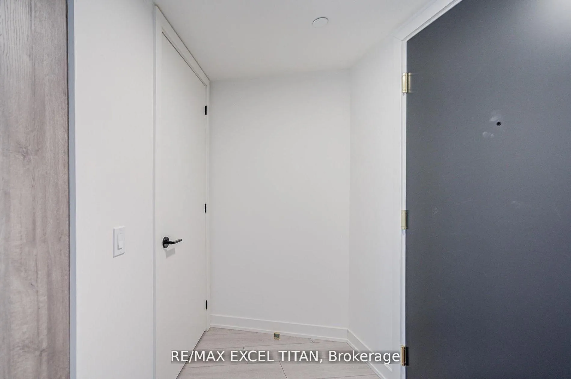 Photo 5 of Unit 503, 5 Lakeview Avenue, Toronto, Trinity-Bellwoods — HOMEH