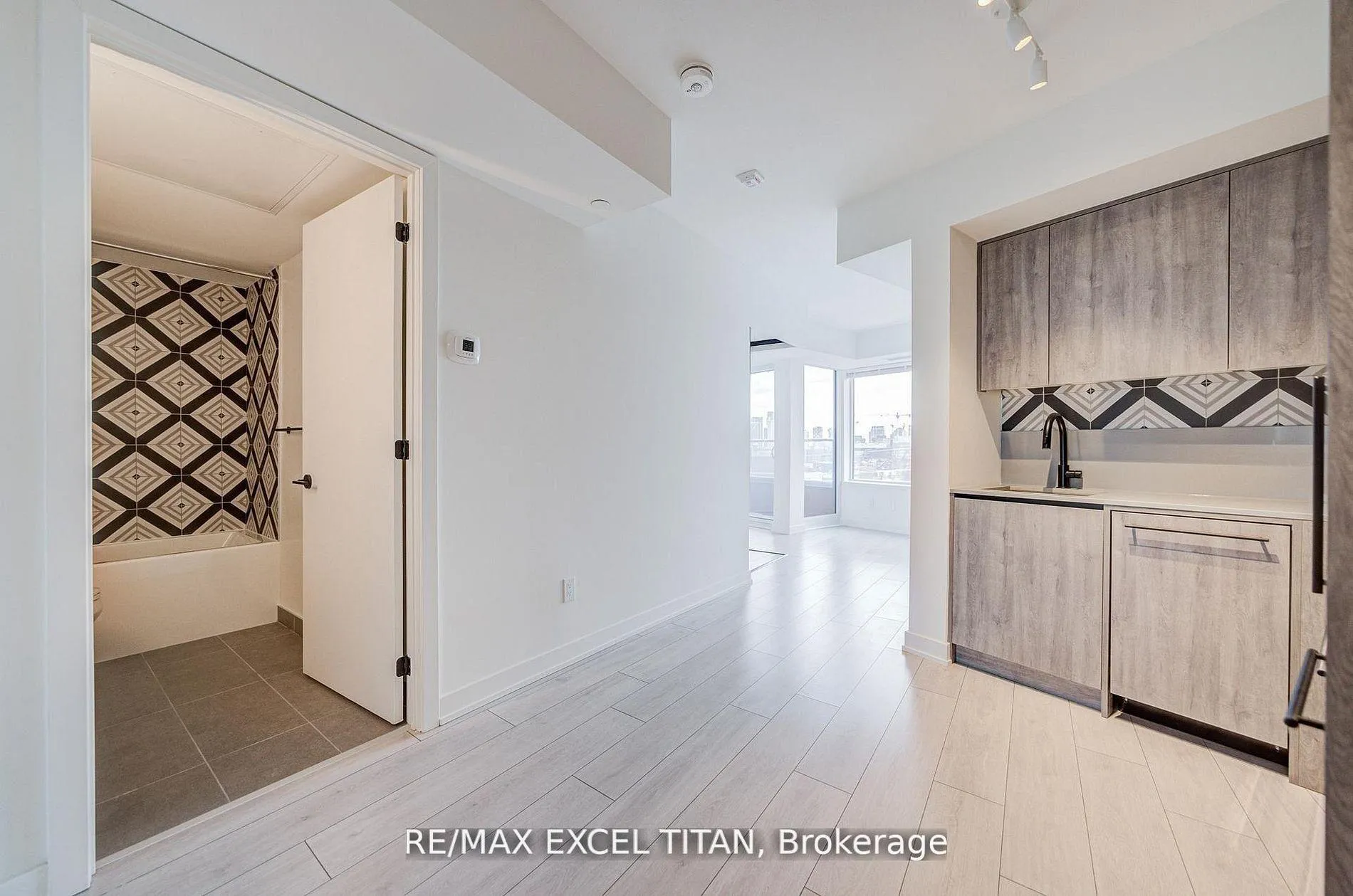 Photo 8 of Unit 503, 5 Lakeview Avenue, Toronto, Trinity-Bellwoods — HOMEH
