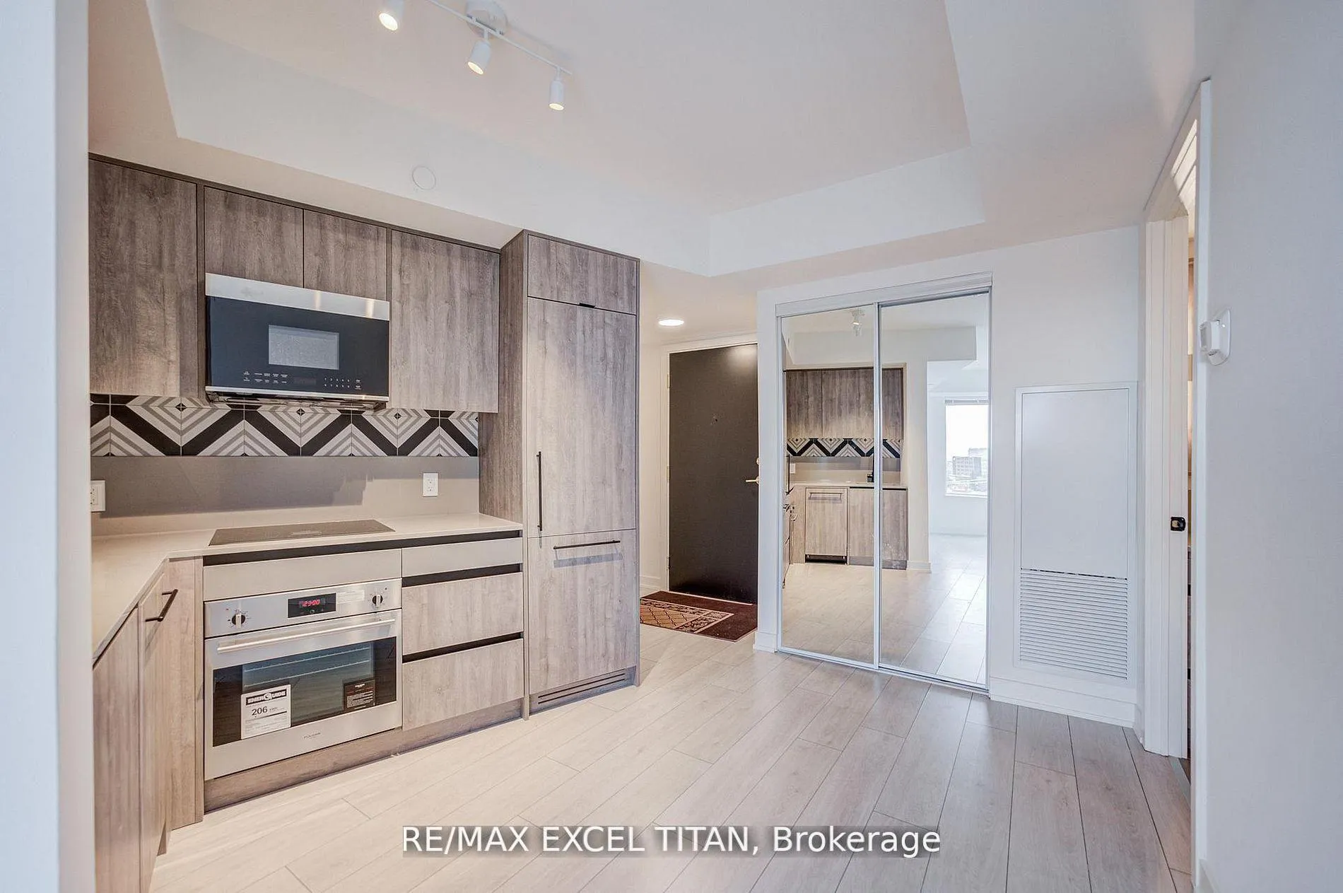 Photo 11 of Unit 503, 5 Lakeview Avenue, Toronto, Trinity-Bellwoods — HOMEH