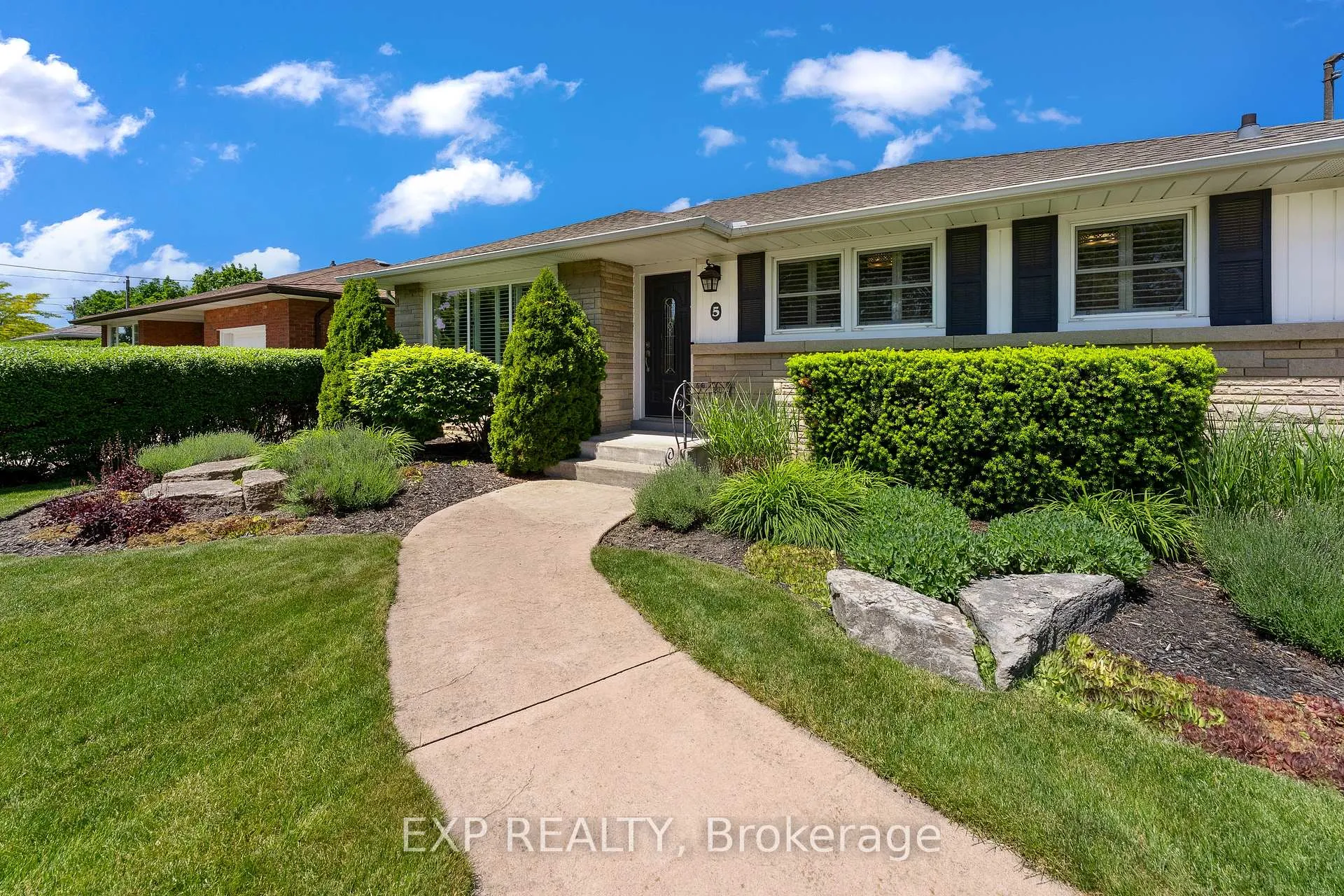 Photo 2 of 5 Dunraven Avenue, St. Catharines, Carlton/Bunting — HOMEH