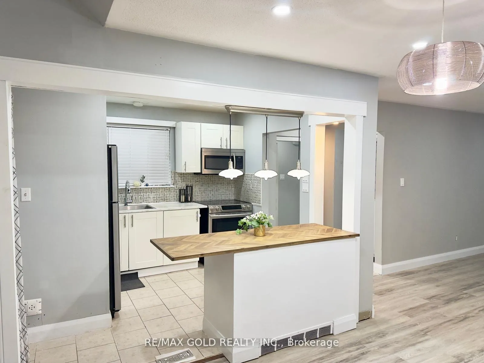 Photo 3 of 156 Mooregate Crescent, Kitchener, Victoria Hills — HOMEH