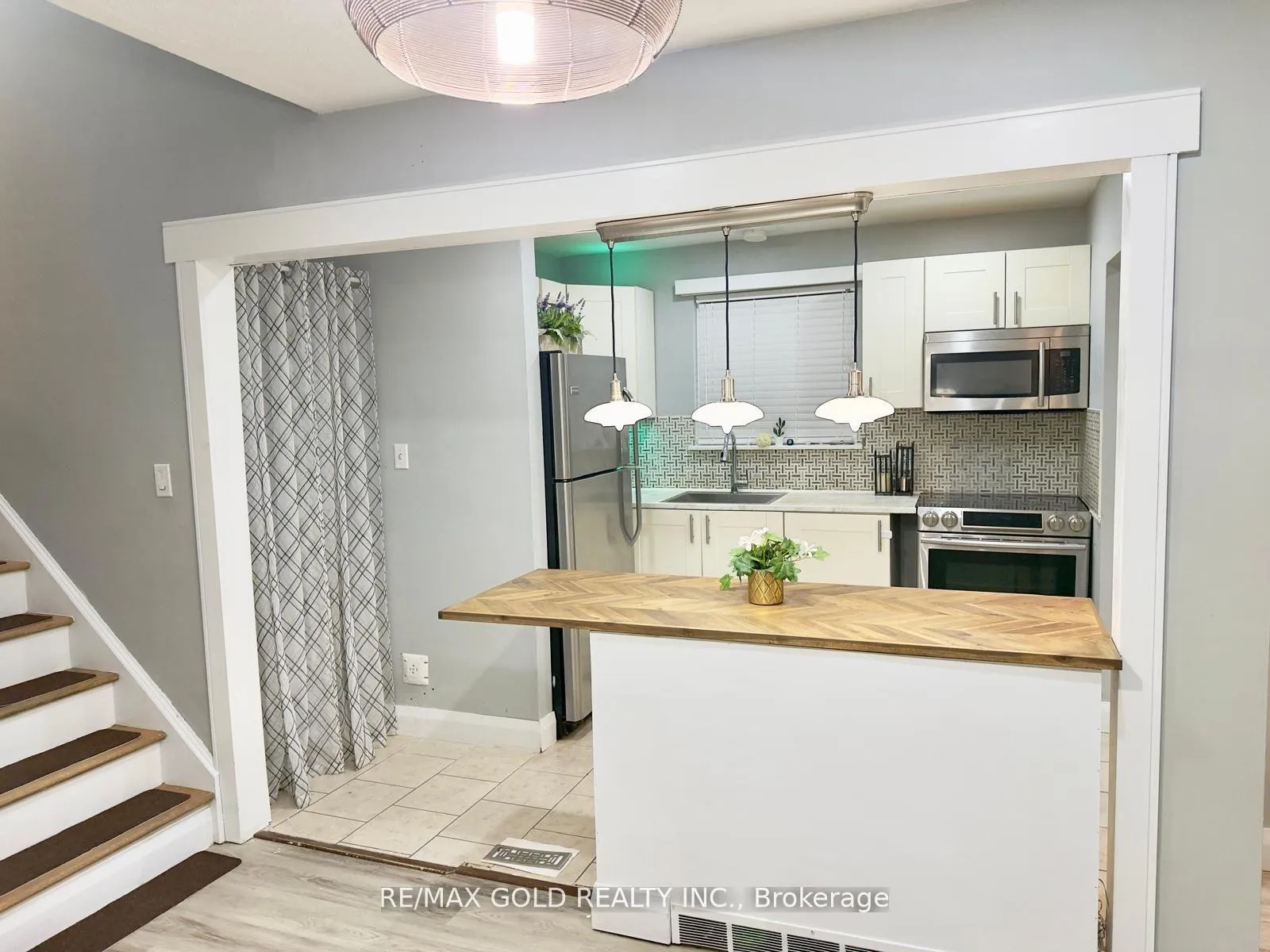 Photo 4 of 156 Mooregate Crescent, Kitchener, Victoria Hills — HOMEH