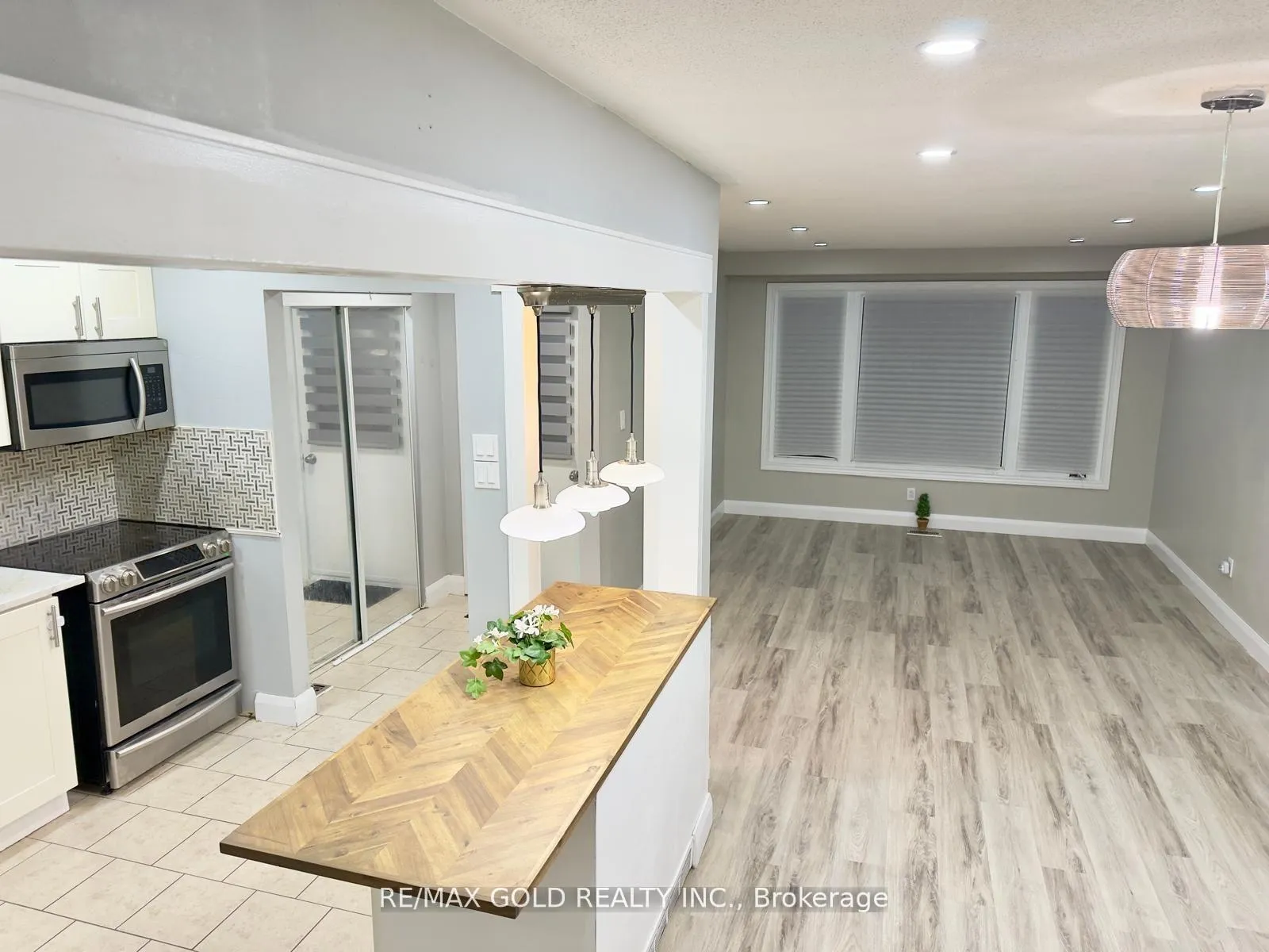 Photo 5 of 156 Mooregate Crescent, Kitchener, Victoria Hills — HOMEH