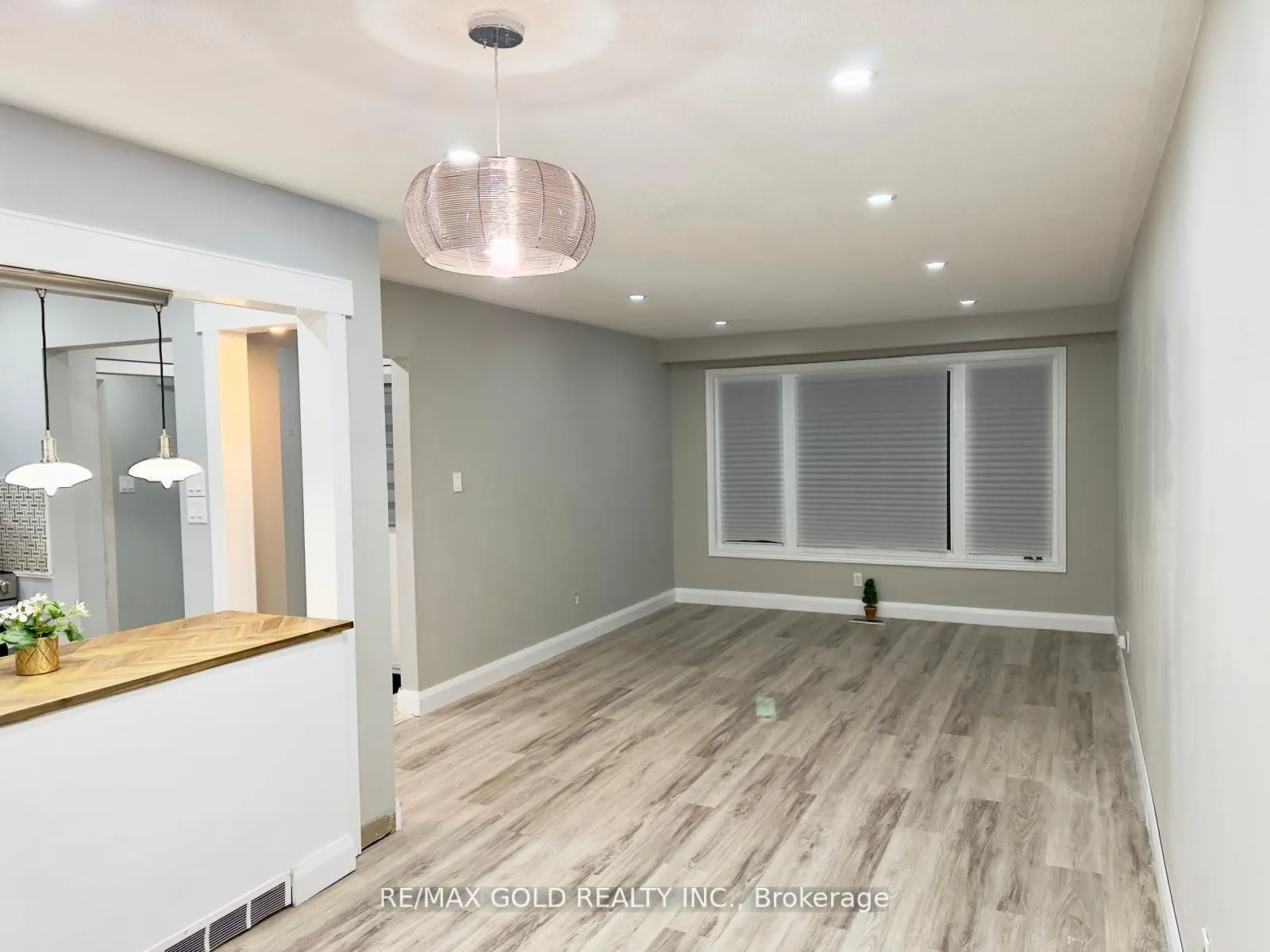 Photo 8 of 156 Mooregate Crescent, Kitchener, Victoria Hills — HOMEH