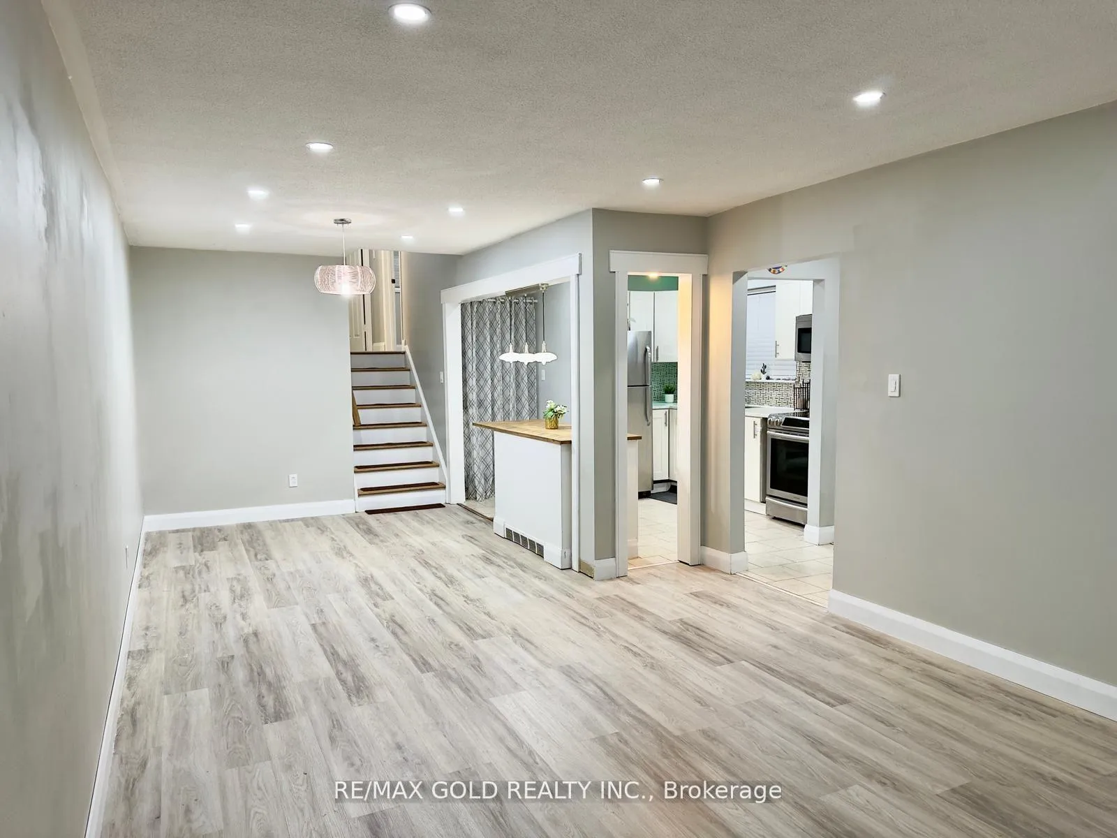 Photo 10 of 156 Mooregate Crescent, Kitchener, Victoria Hills — HOMEH