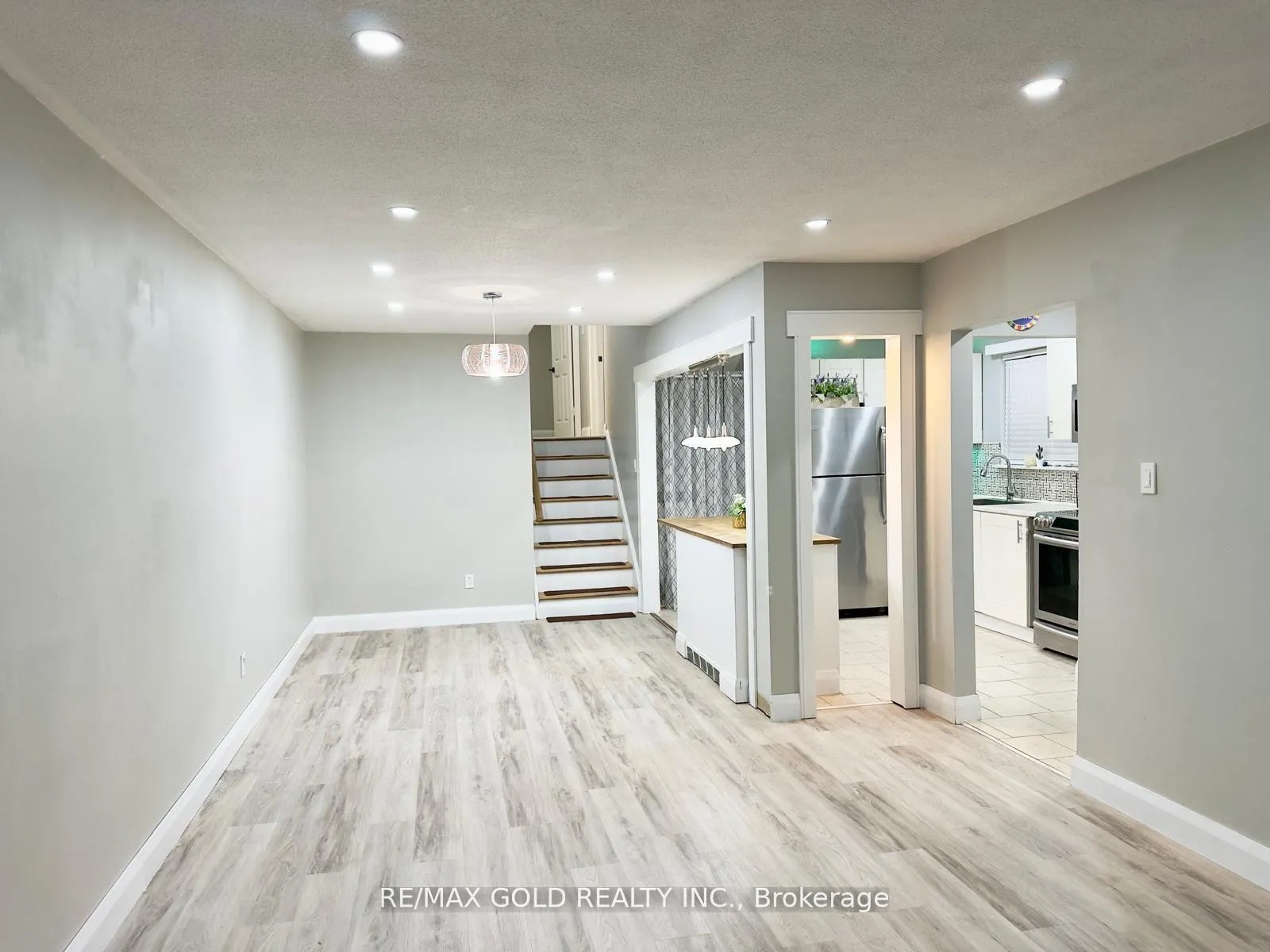 Photo 12 of 156 Mooregate Crescent, Kitchener, Victoria Hills — HOMEH