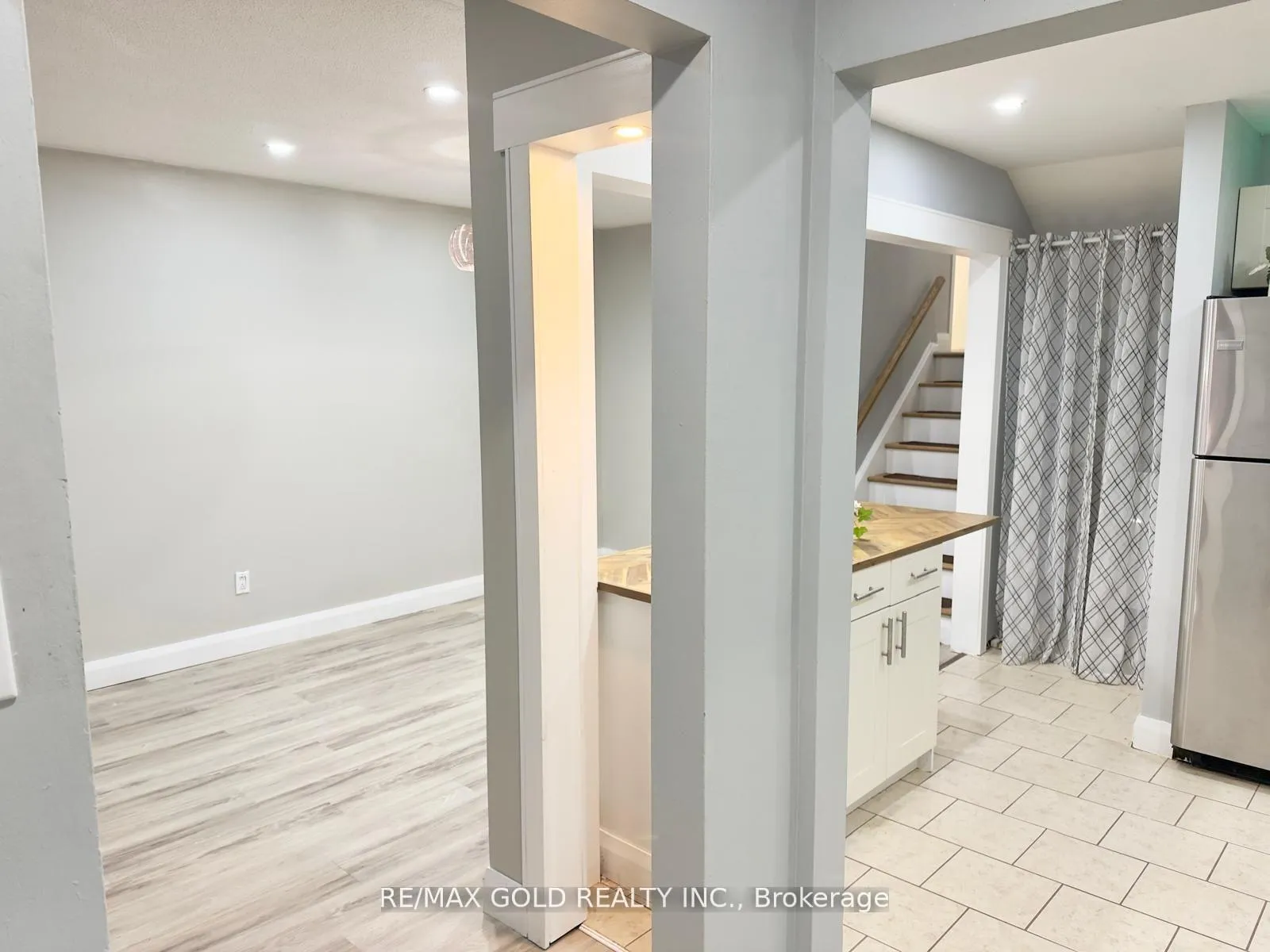 Photo 13 of 156 Mooregate Crescent, Kitchener, Victoria Hills — HOMEH