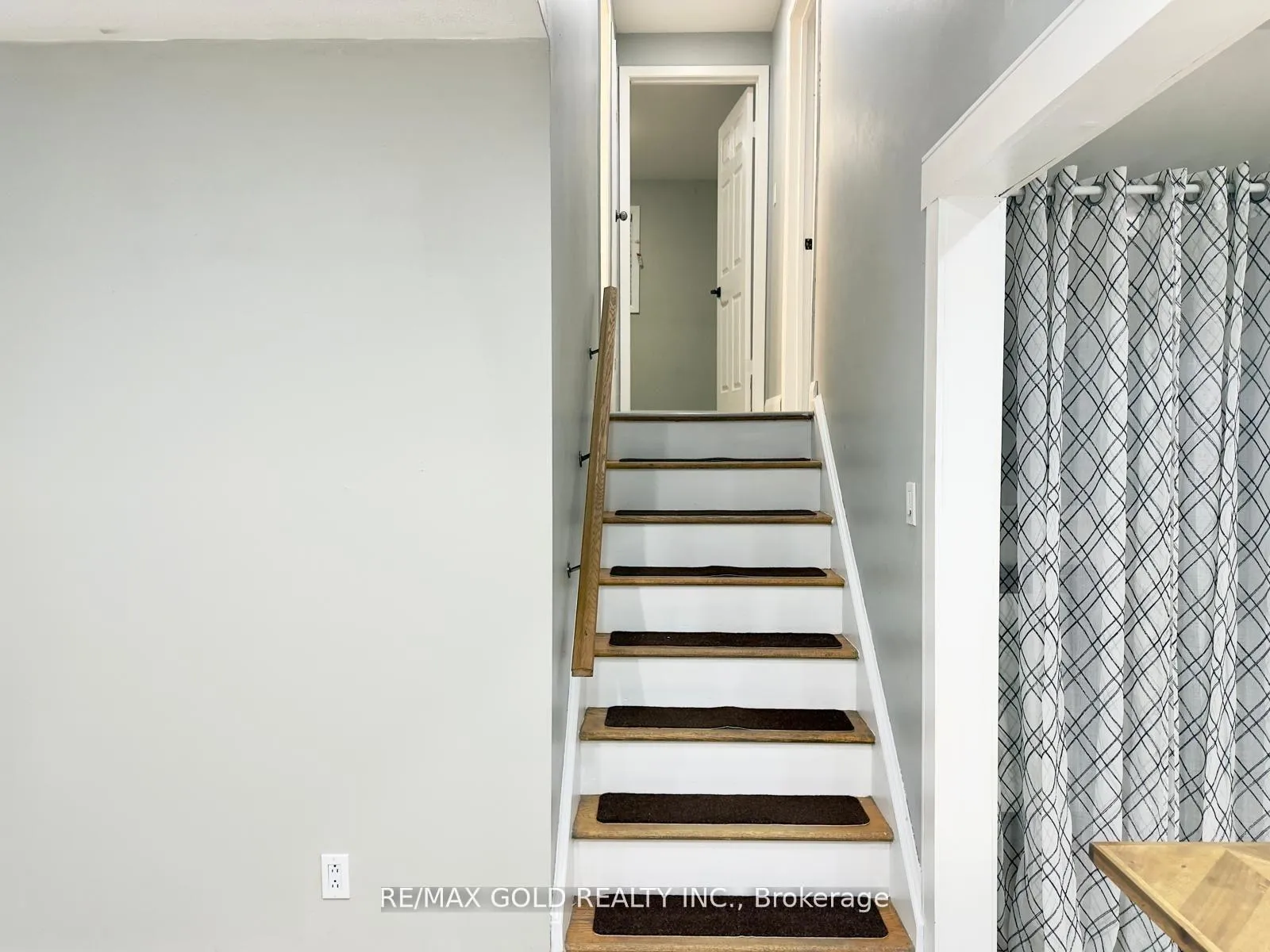 Photo 15 of 156 Mooregate Crescent, Kitchener, Victoria Hills — HOMEH