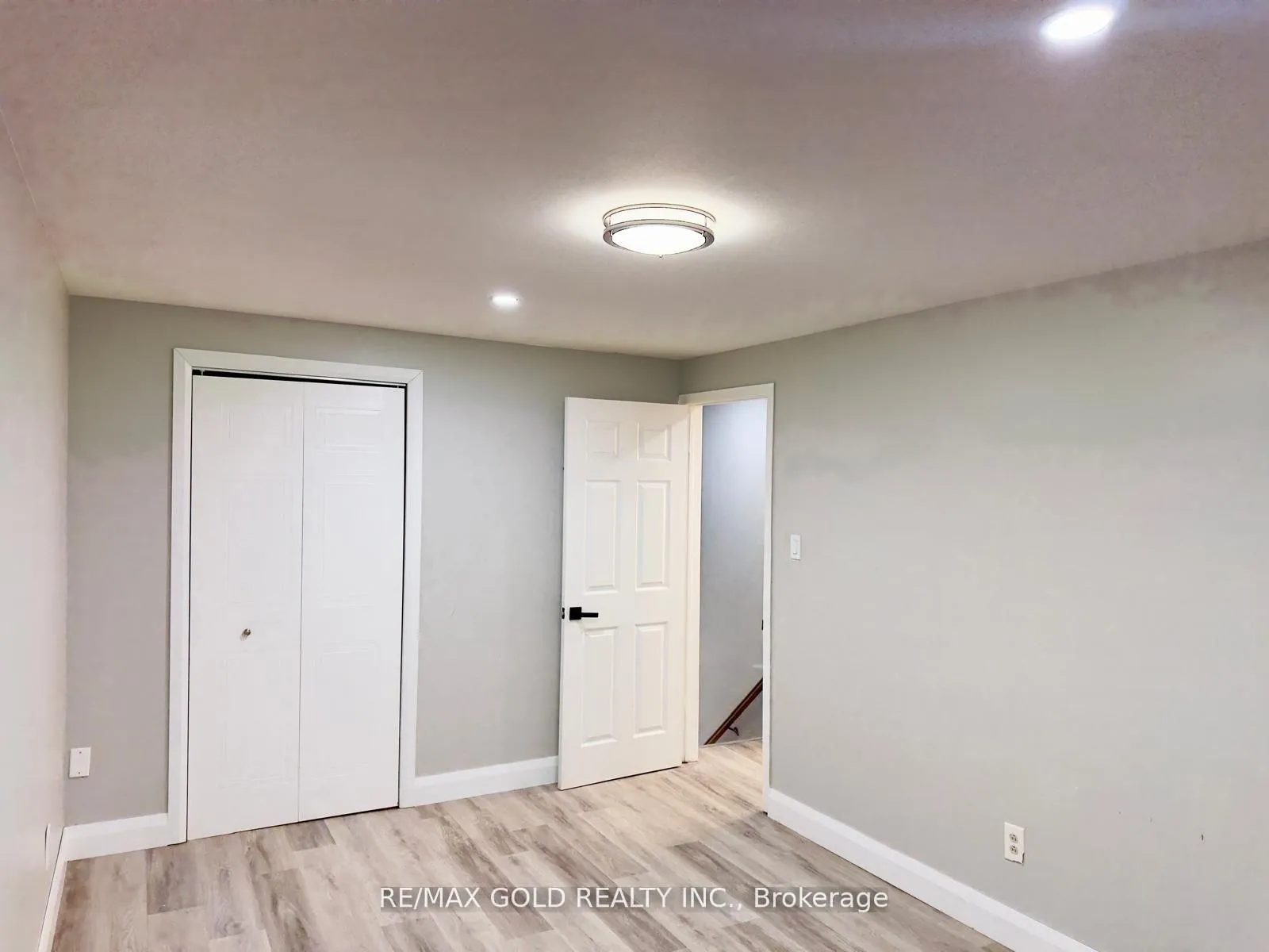 Photo 18 of 156 Mooregate Crescent, Kitchener, Victoria Hills — HOMEH