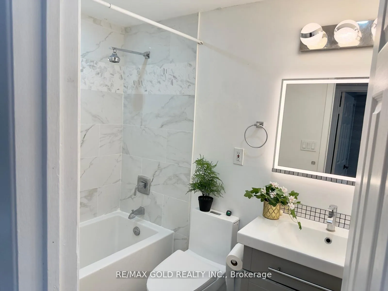 Photo 23 of 156 Mooregate Crescent, Kitchener, Victoria Hills — HOMEH
