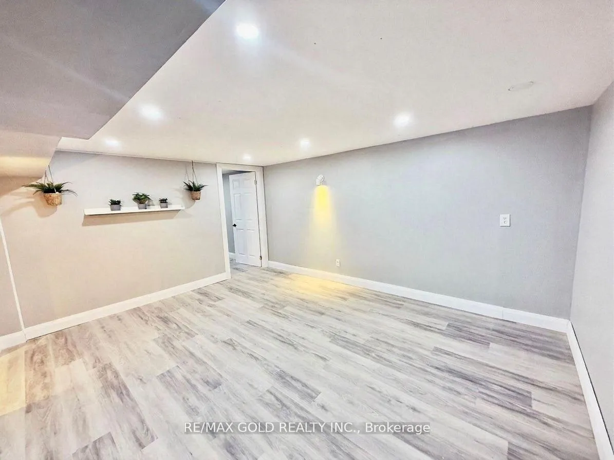Photo 28 of 156 Mooregate Crescent, Kitchener, Victoria Hills — HOMEH