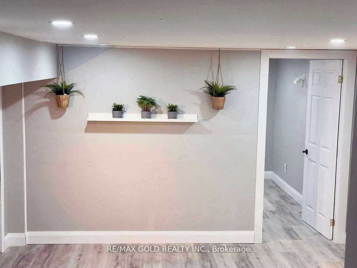 Photo 29 of 156 Mooregate Crescent, Kitchener, Victoria Hills — HOMEH