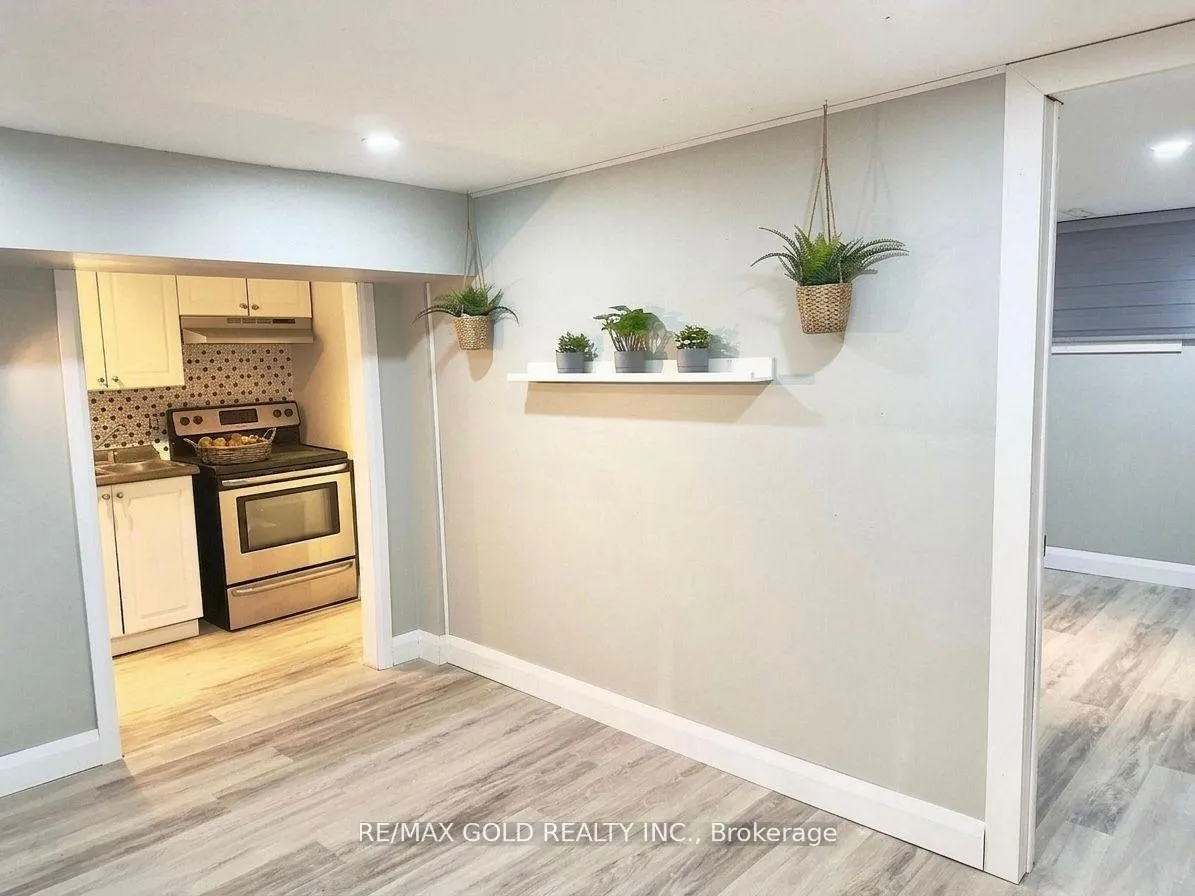 Photo 32 of 156 Mooregate Crescent, Kitchener, Victoria Hills — HOMEH