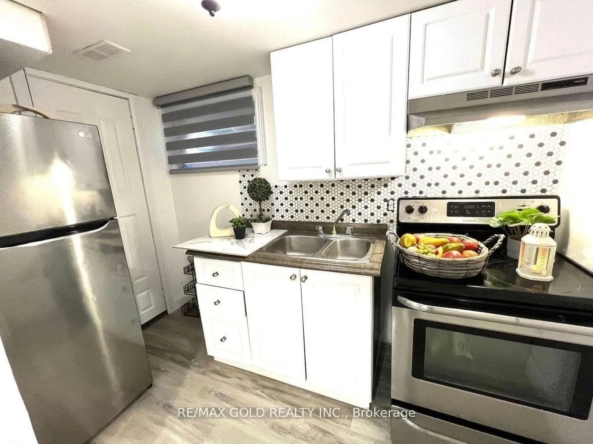 Photo 33 of 156 Mooregate Crescent, Kitchener, Victoria Hills — HOMEH
