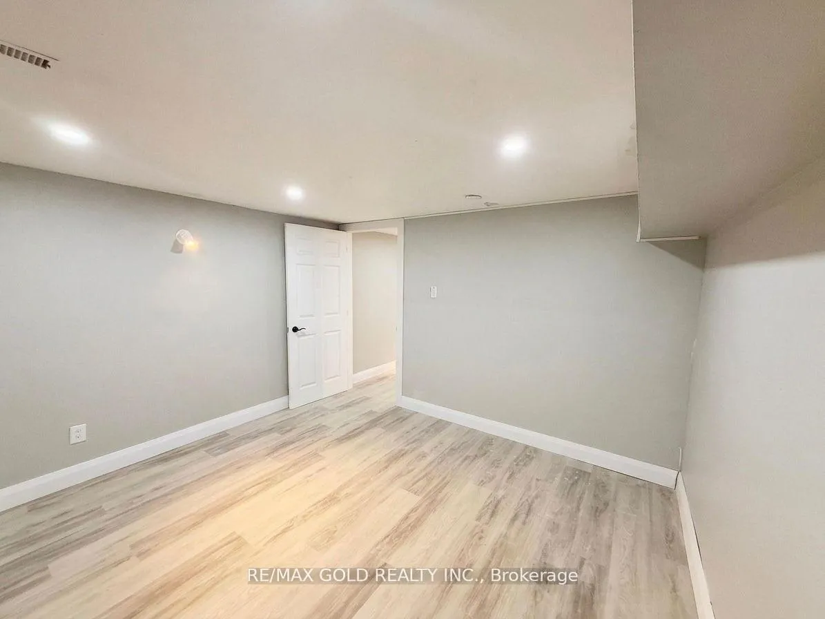 Photo 40 of 156 Mooregate Crescent, Kitchener, Victoria Hills — HOMEH