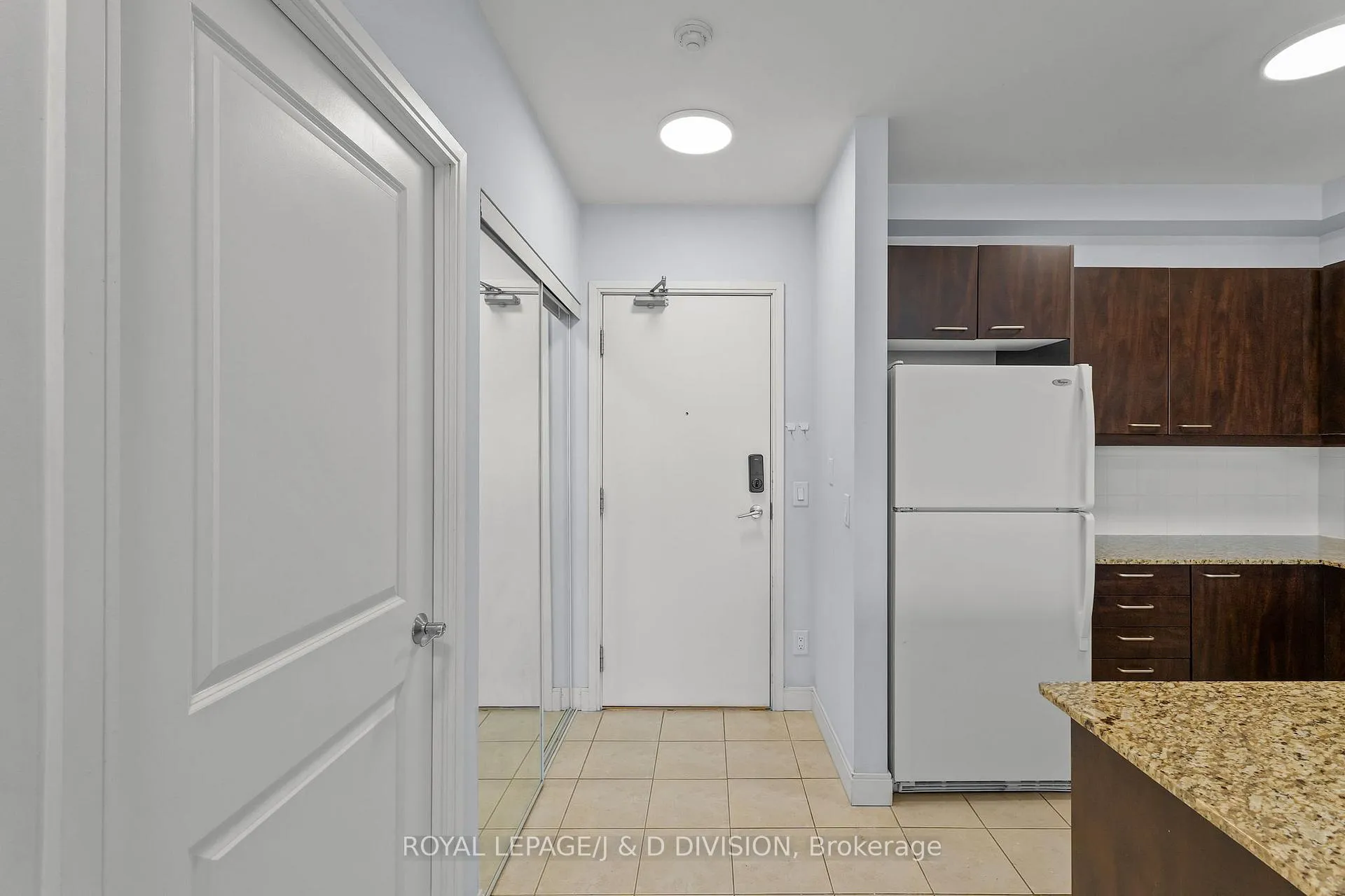 Photo 3 of Unit 805, 220 Redpath Avenue, Toronto, Mount Pleasant West — HOMEH