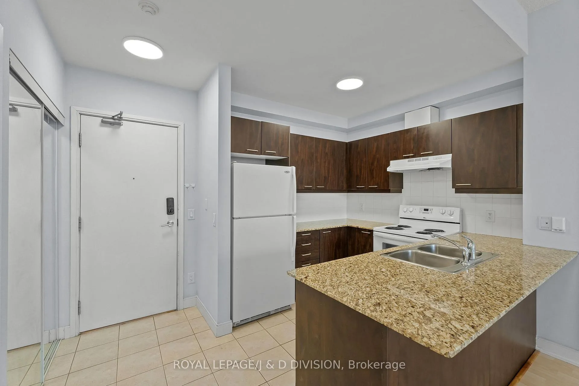 Photo 4 of Unit 805, 220 Redpath Avenue, Toronto, Mount Pleasant West — HOMEH
