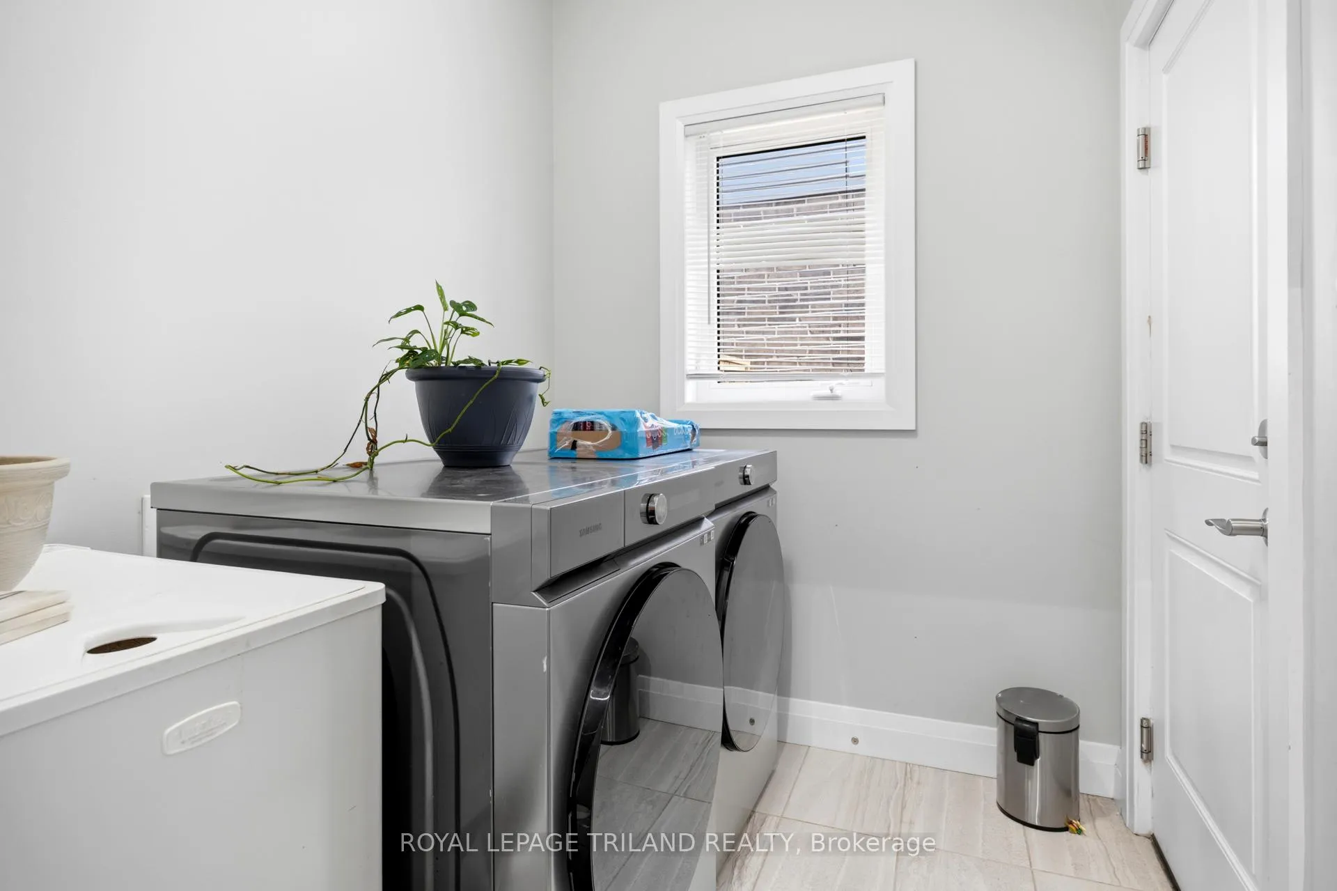 Photo 10 of 2382 Wickerson Road, London, South K — HOMEH