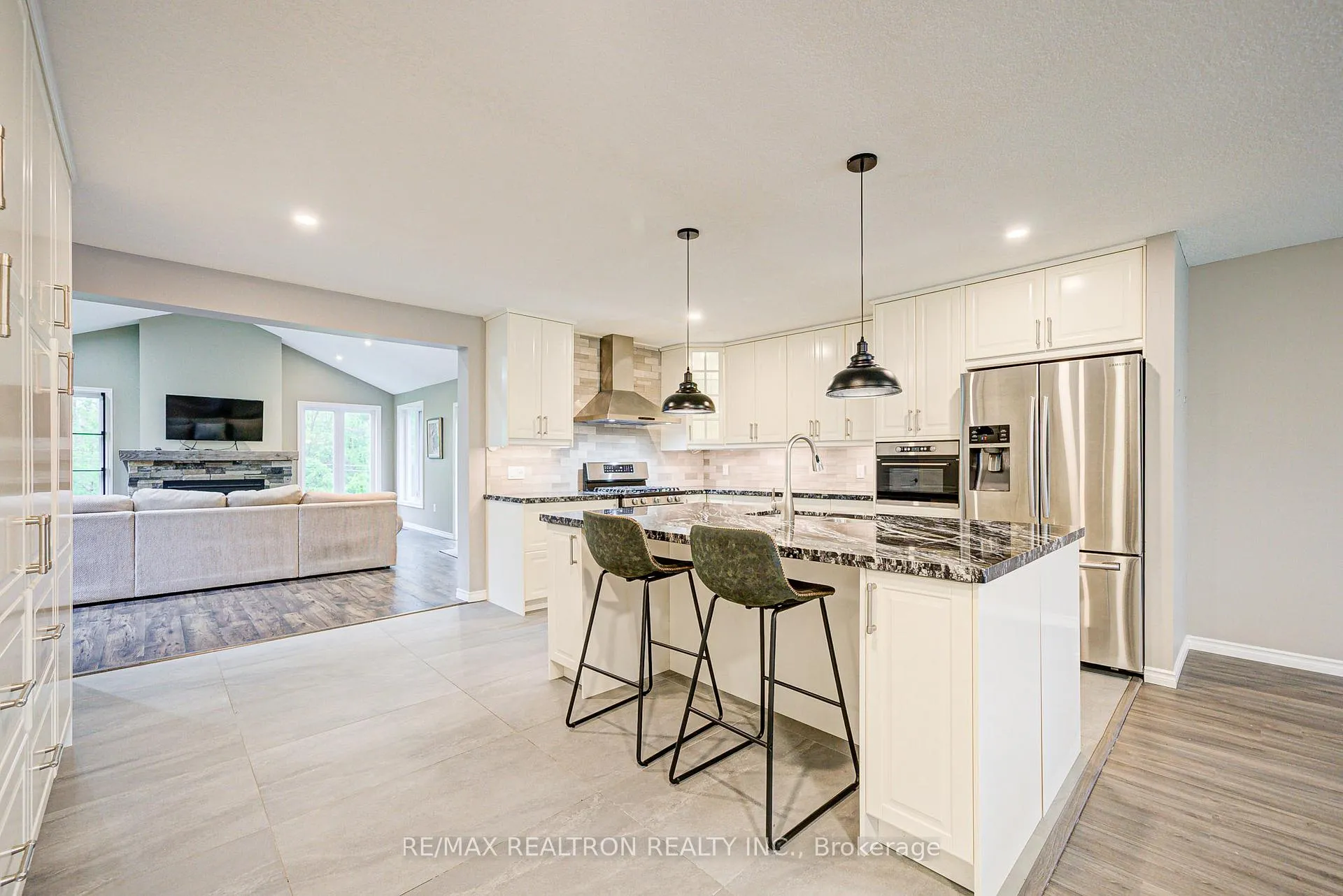Photo 10 of 1147 Belle Aire Beach Road, Innisfil, Rural Innisfil — HOMEH
