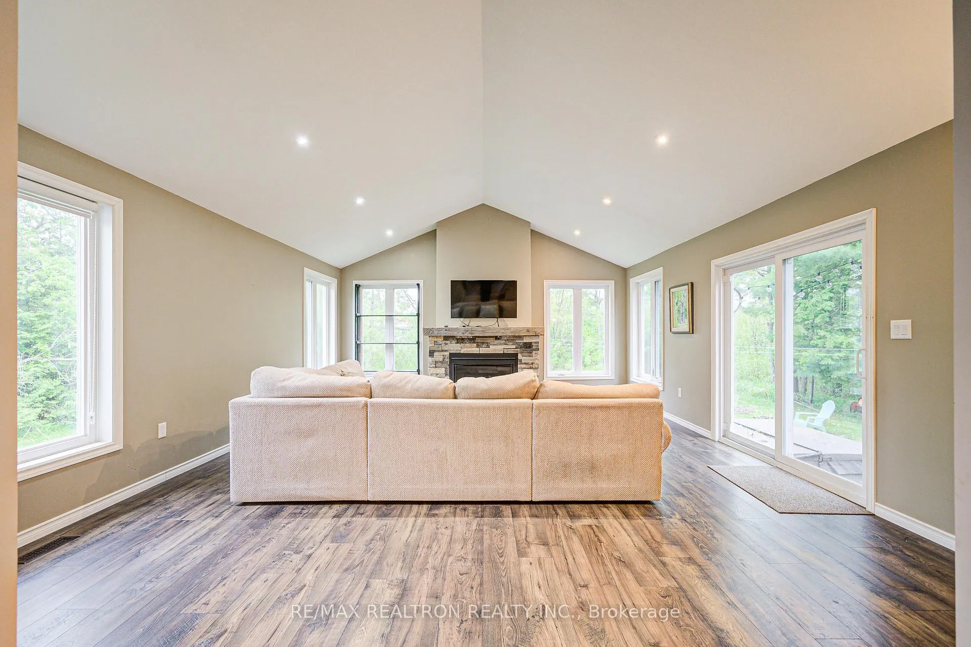 Photo 13 of 1147 Belle Aire Beach Road, Innisfil, Rural Innisfil — HOMEH
