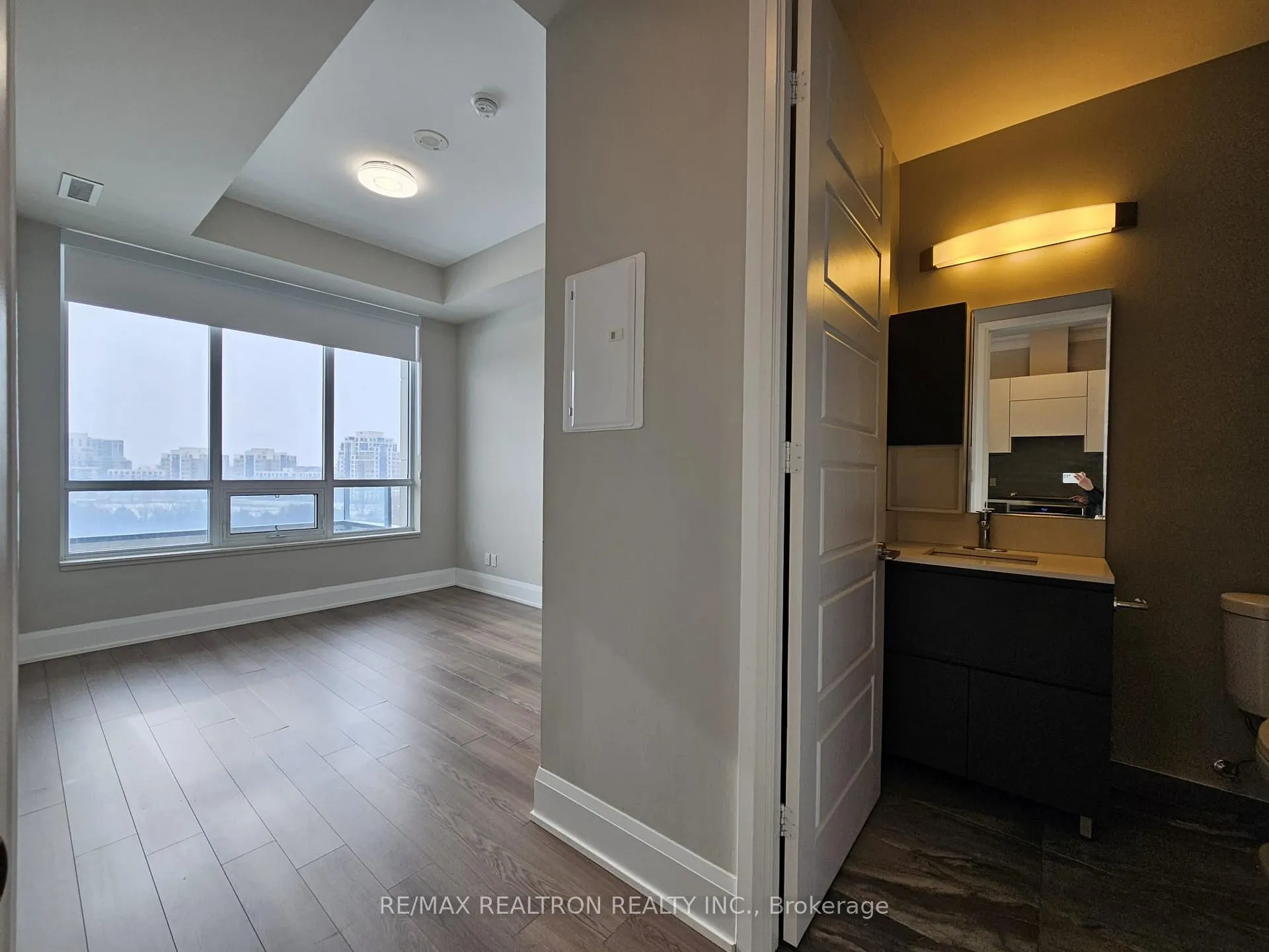 Photo 2 of Unit 907, 15 Water Walk Drive, Markham, Unionville — HOMEH