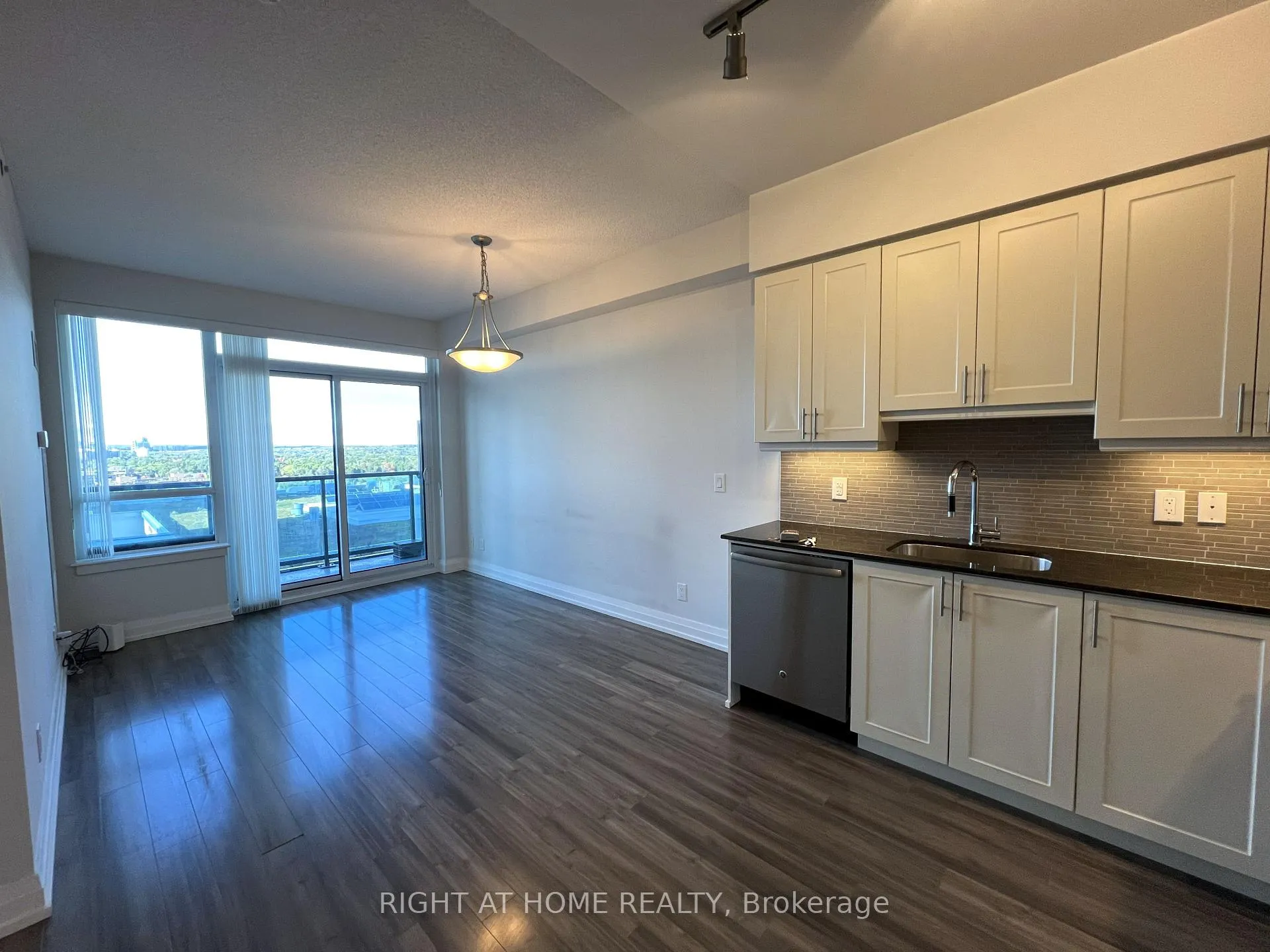 Photo 4 of Unit 705, 7165 Yonge Street, Markham, Grandview — HOMEH