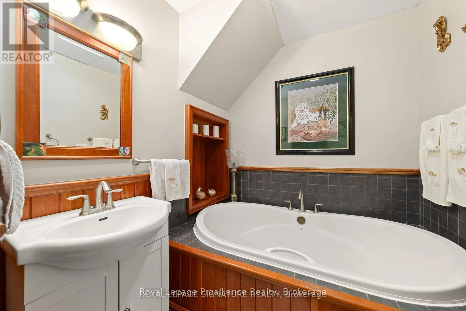 Photo 9 of 1818 County 12 Road, Prince Edward County, Picton Ward — HOMEH