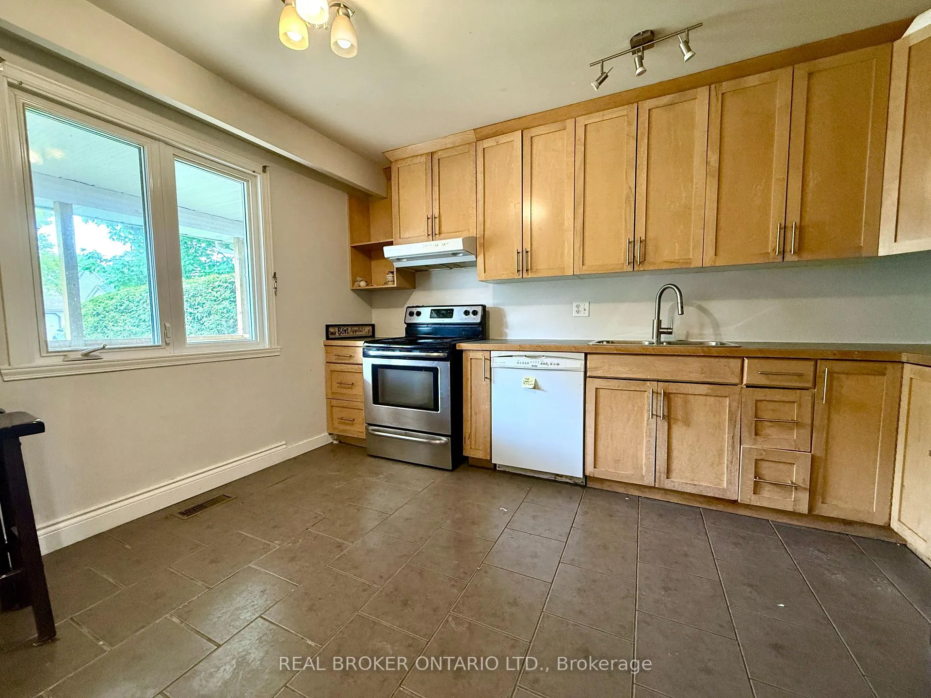 Photo 7 of 93 Melanie Crescent, Ottawa, Kanata - Glencairn/Hazeldean — HOMEH