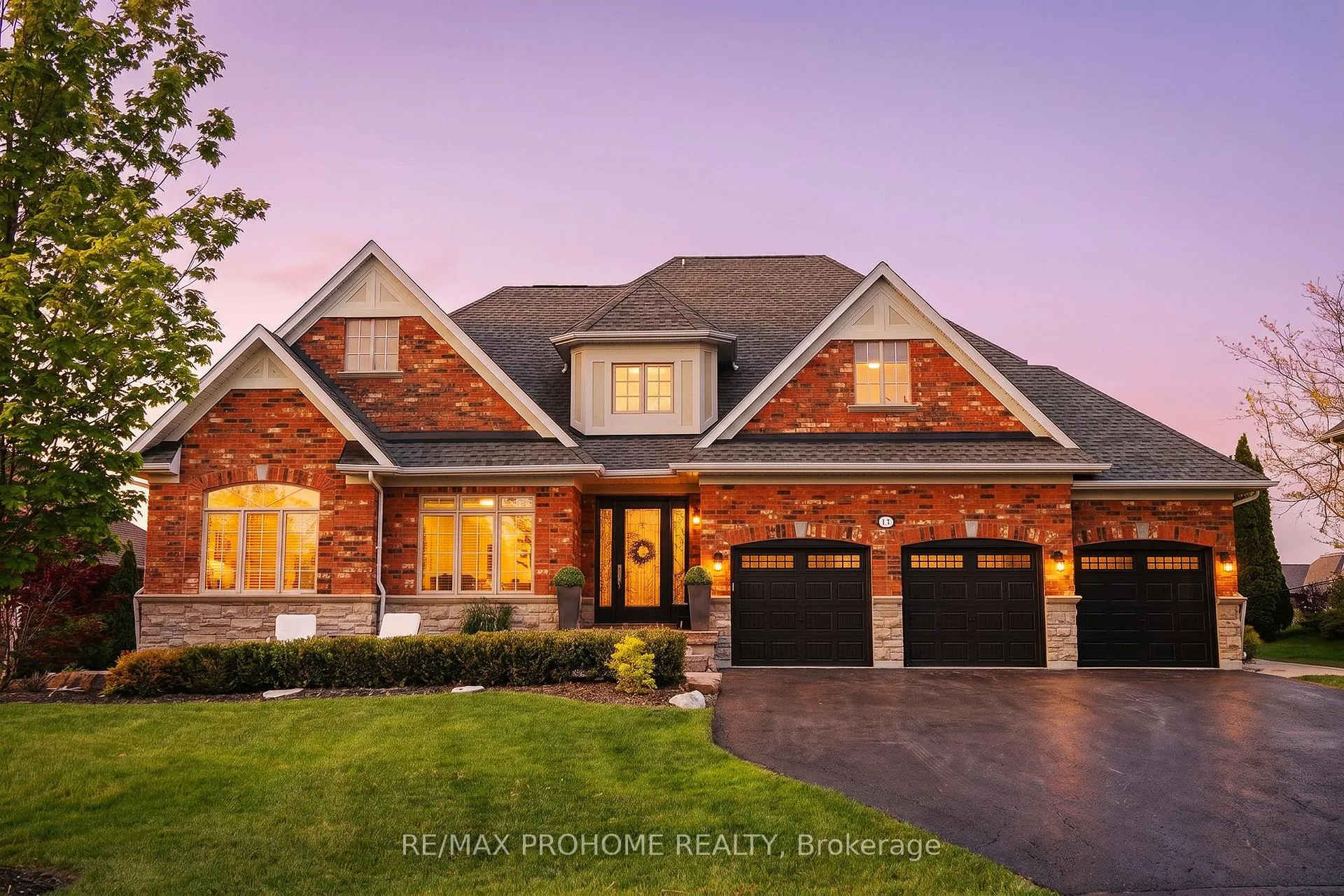 Photo 1 of 17 Fountainview Lane, Uxbridge, Rural Uxbridge — HOMEH