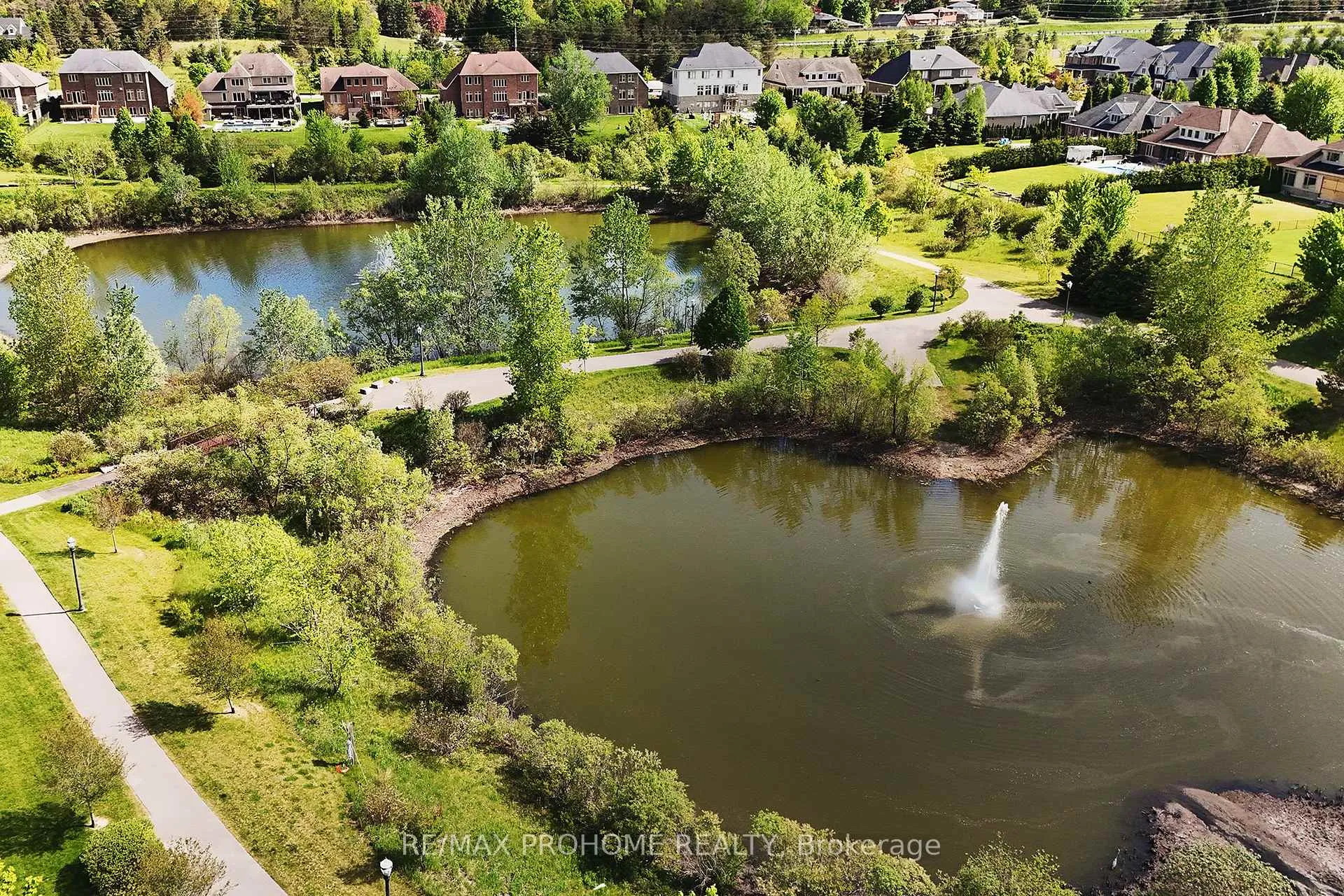 Photo 3 of 17 Fountainview Lane, Uxbridge, Rural Uxbridge — HOMEH