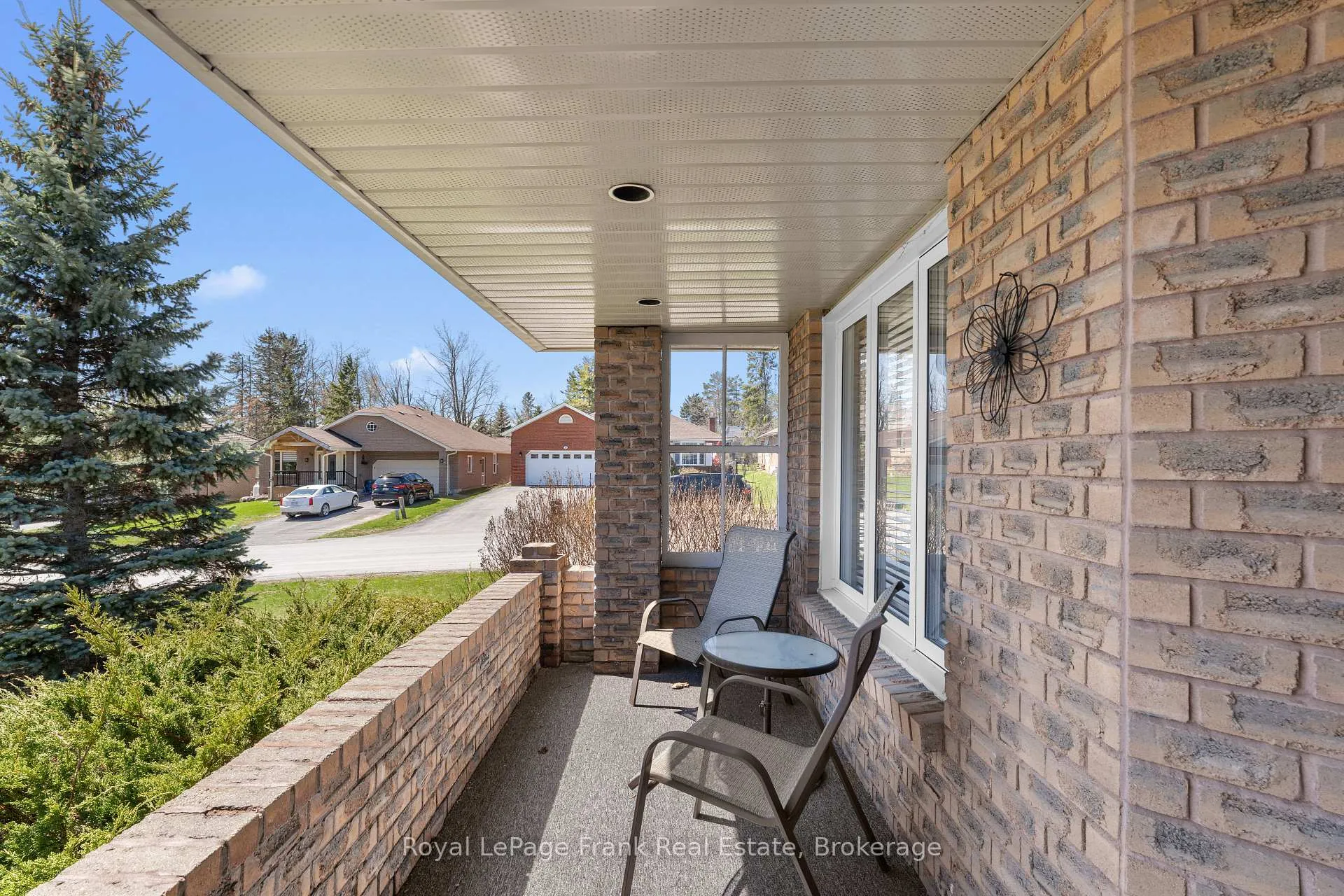 Photo 4 of 2 Hillview Drive, Kawartha Lakes, Bobcaygeon — HOMEH