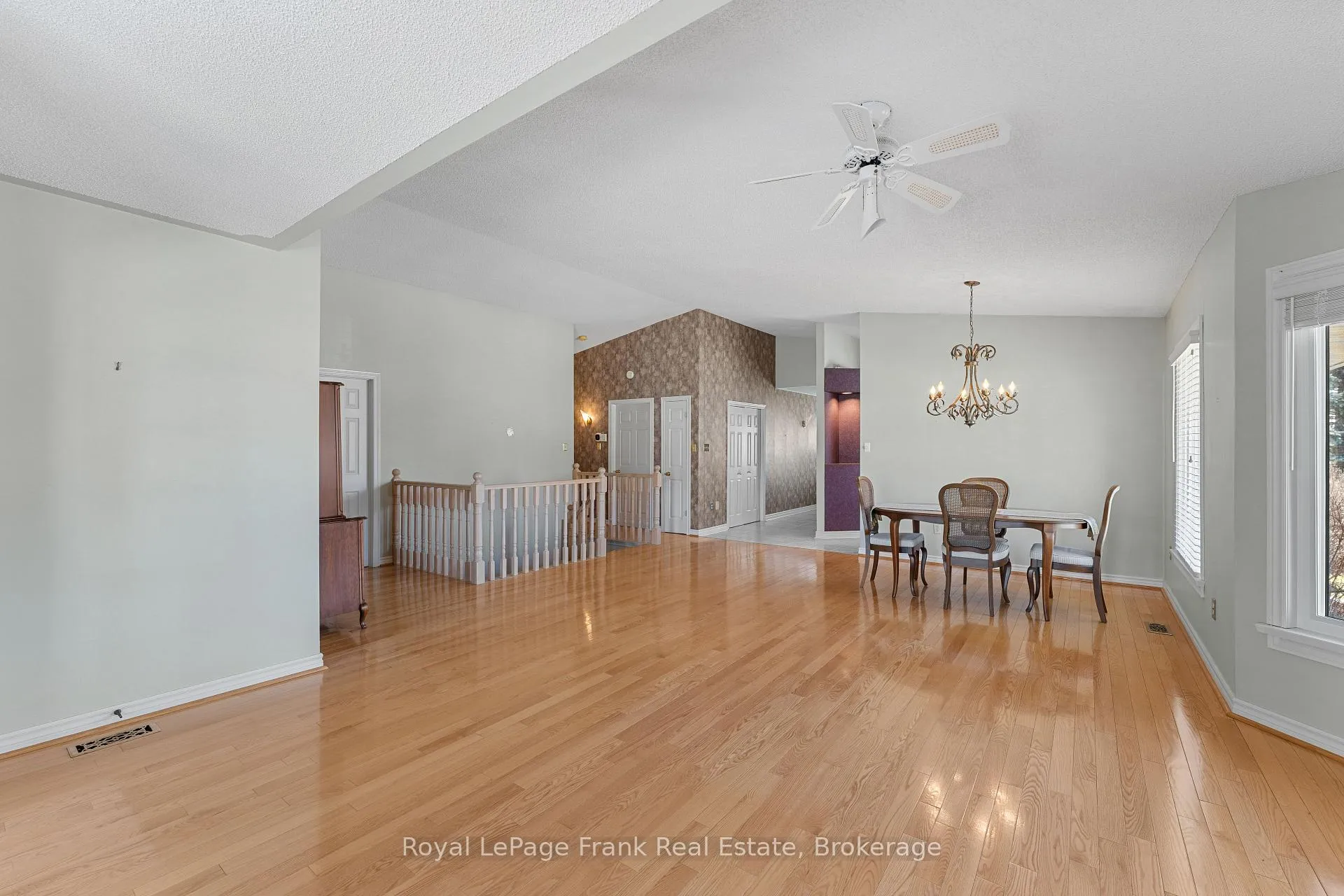 Photo 8 of 2 Hillview Drive, Kawartha Lakes, Bobcaygeon — HOMEH
