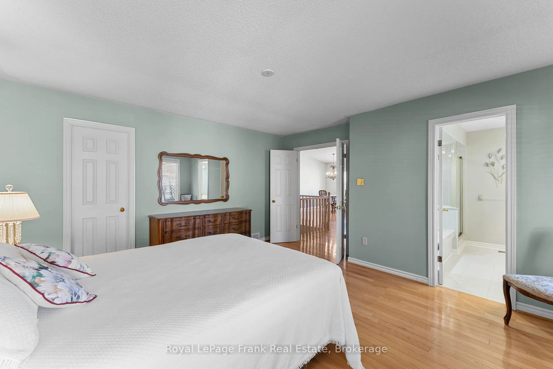 Photo 12 of 2 Hillview Drive, Kawartha Lakes, Bobcaygeon — HOMEH
