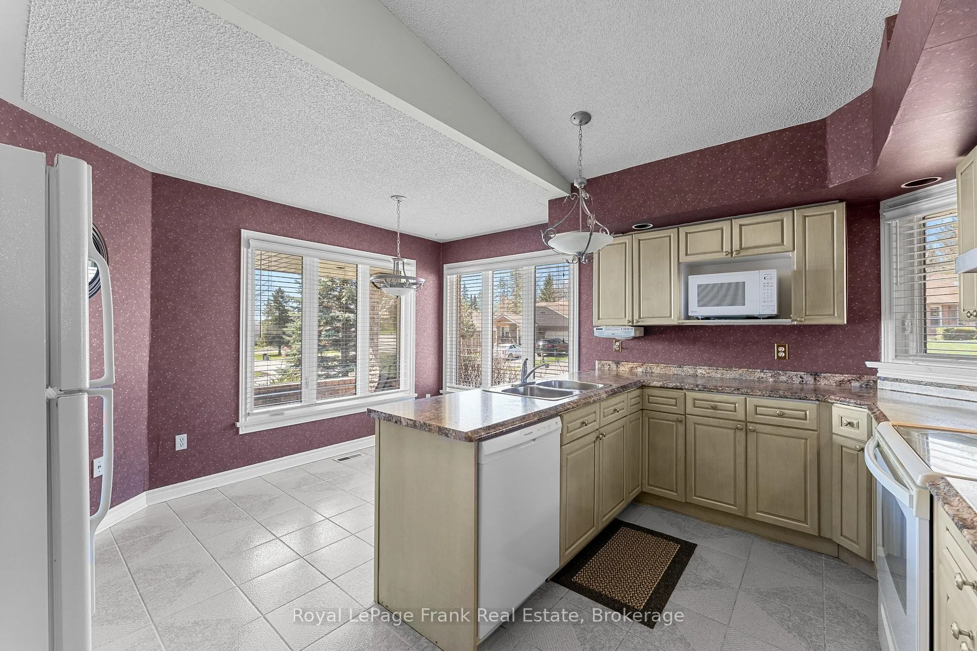 Photo 14 of 2 Hillview Drive, Kawartha Lakes, Bobcaygeon — HOMEH