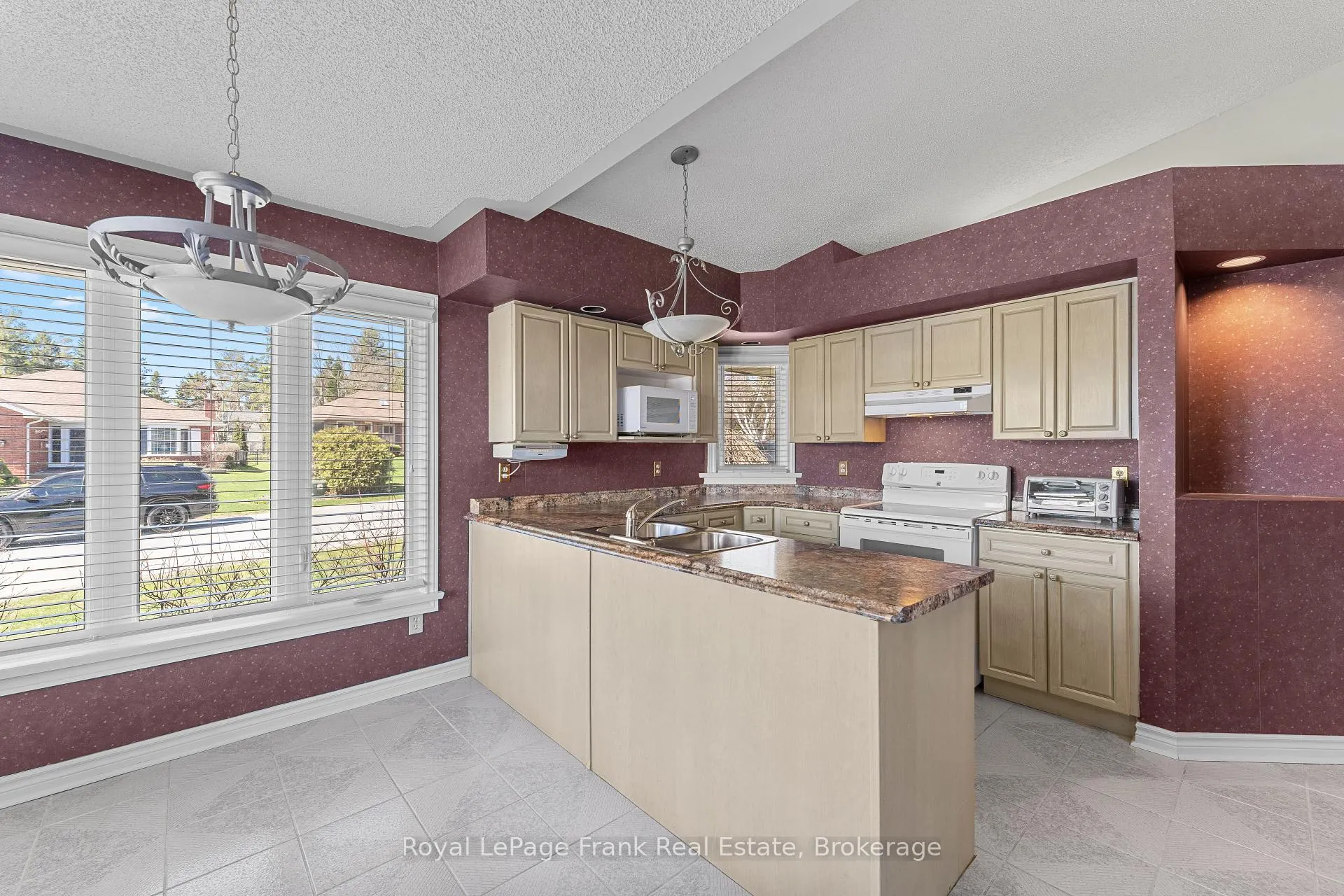 Photo 15 of 2 Hillview Drive, Kawartha Lakes, Bobcaygeon — HOMEH